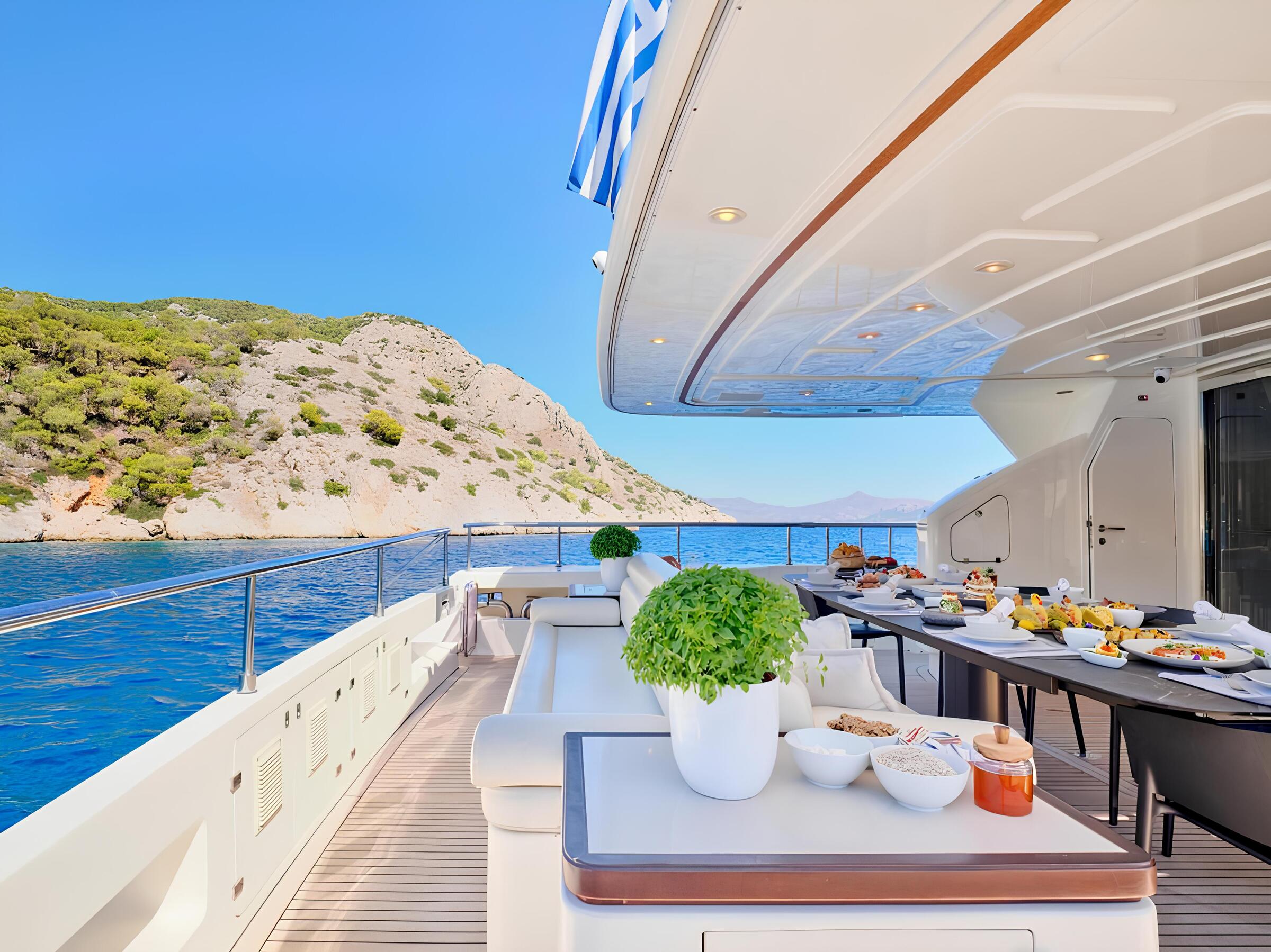 Обеденная зона на корме главной палубы/Aft main deck dining area