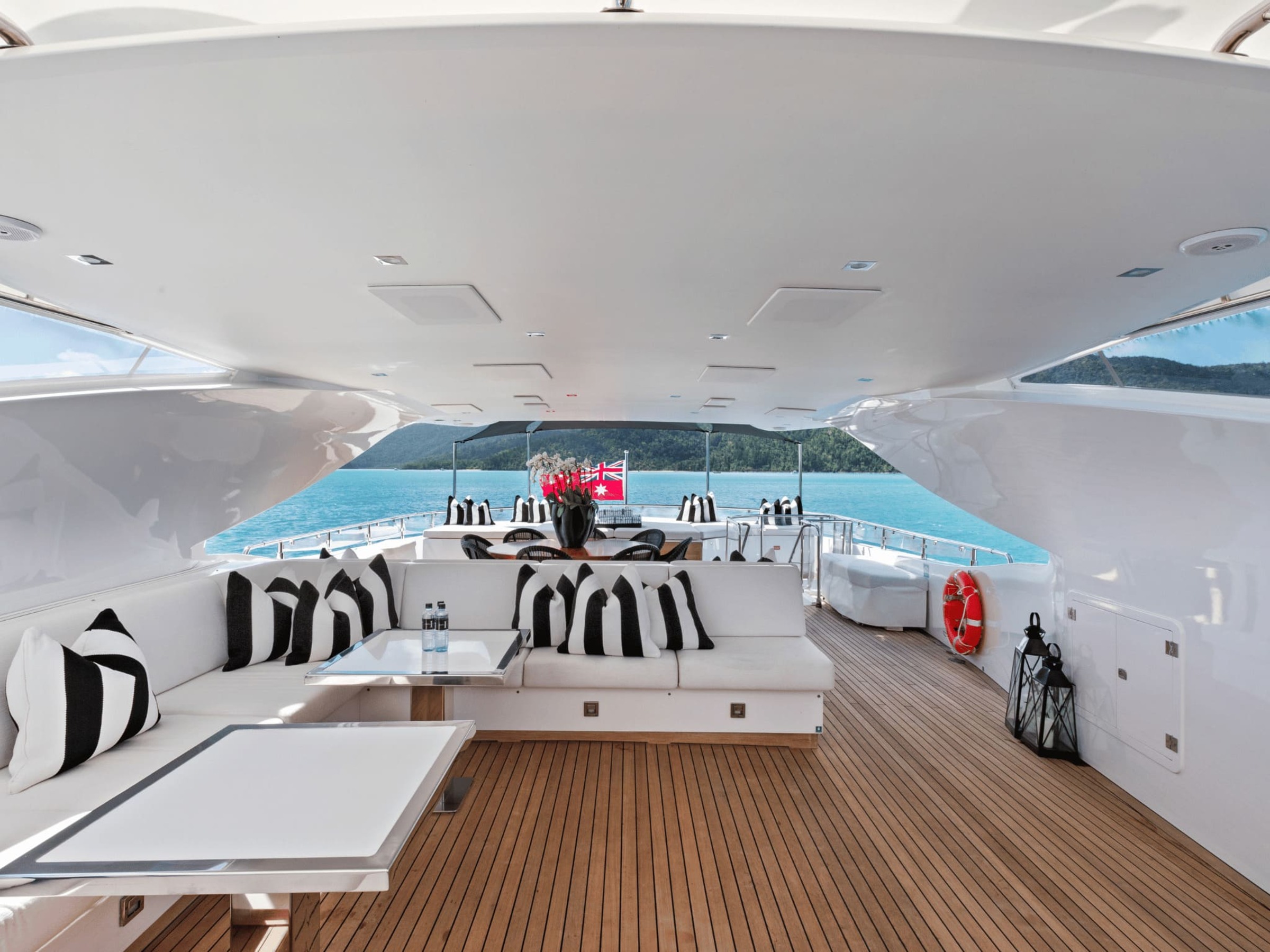 Зона отдыха на сандеке/Sundeck lounge area