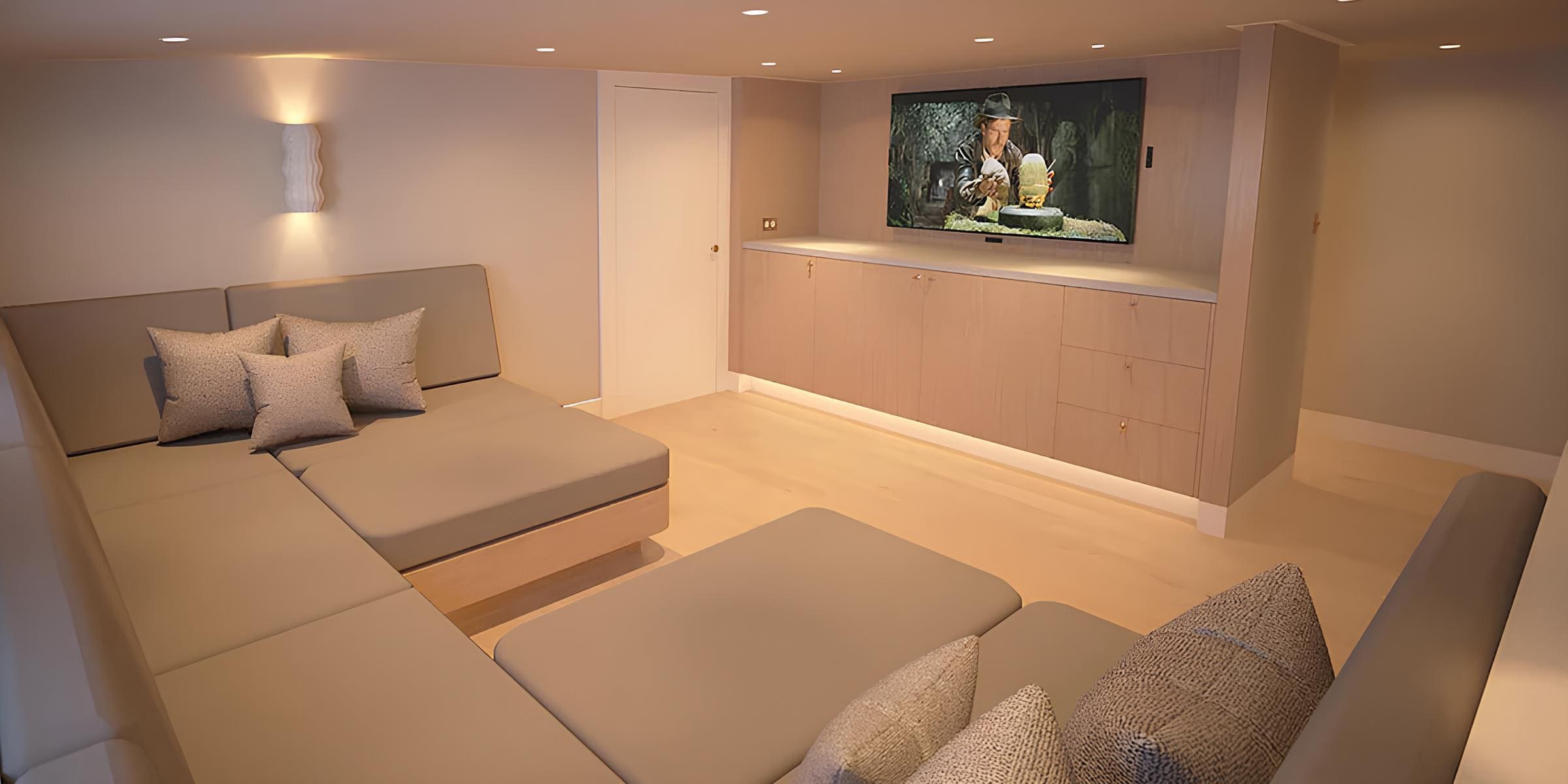 Зона отдыха в каюте владельца/Master cabin lounge area