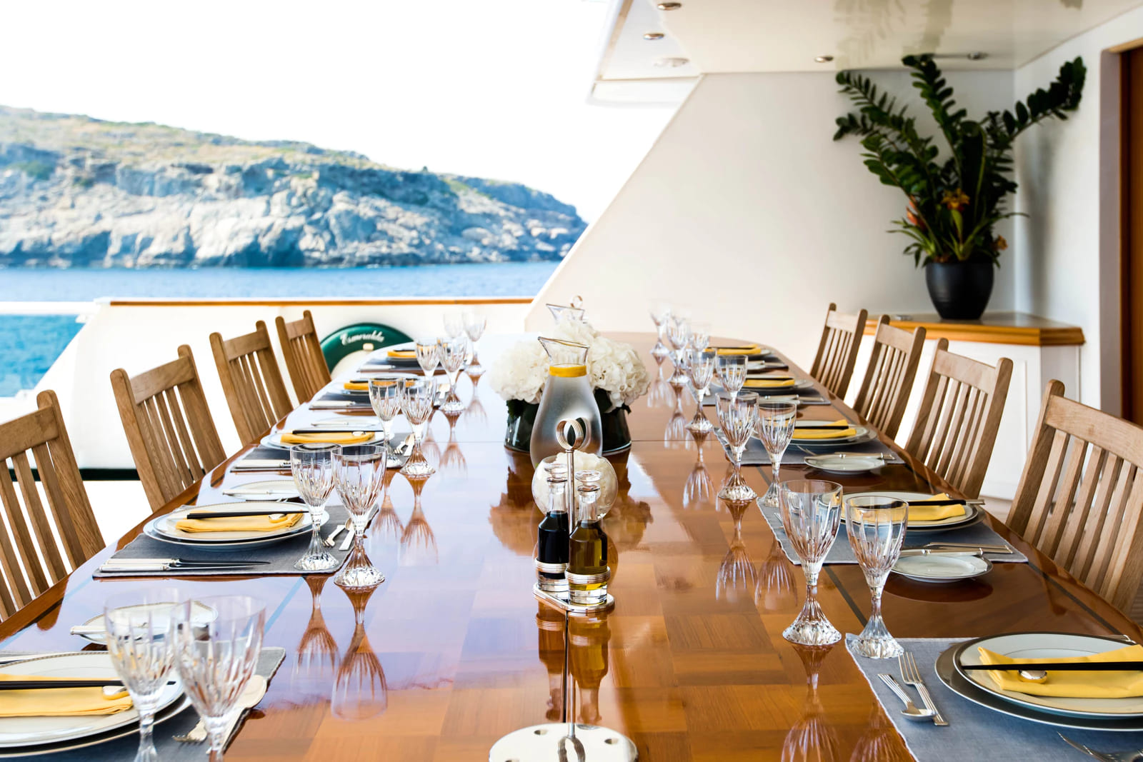 Обеденная зона на корме верхней палубы/Aft upper deck dining area
