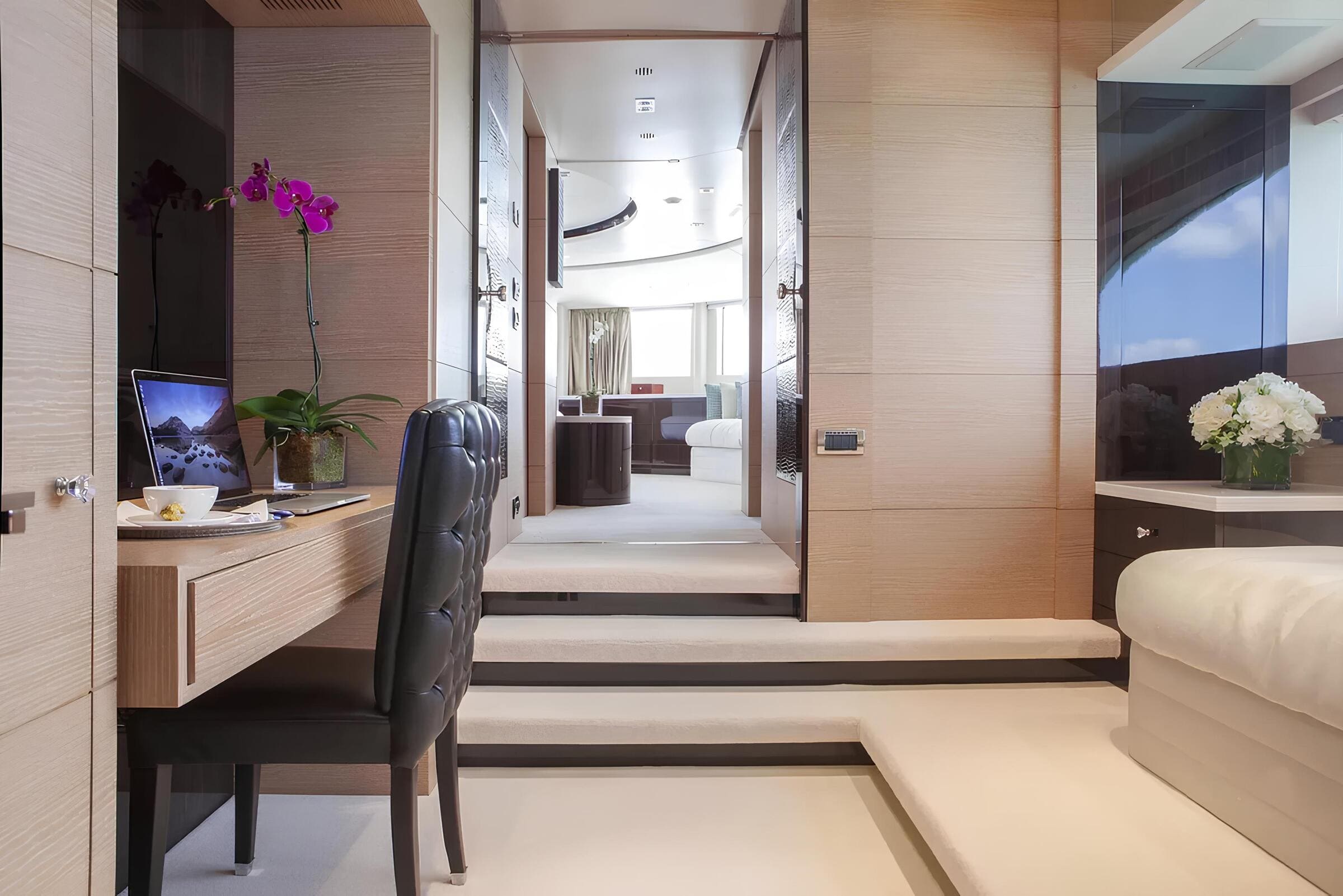 Кабинет в каюте владельца/Office in the master cabin
