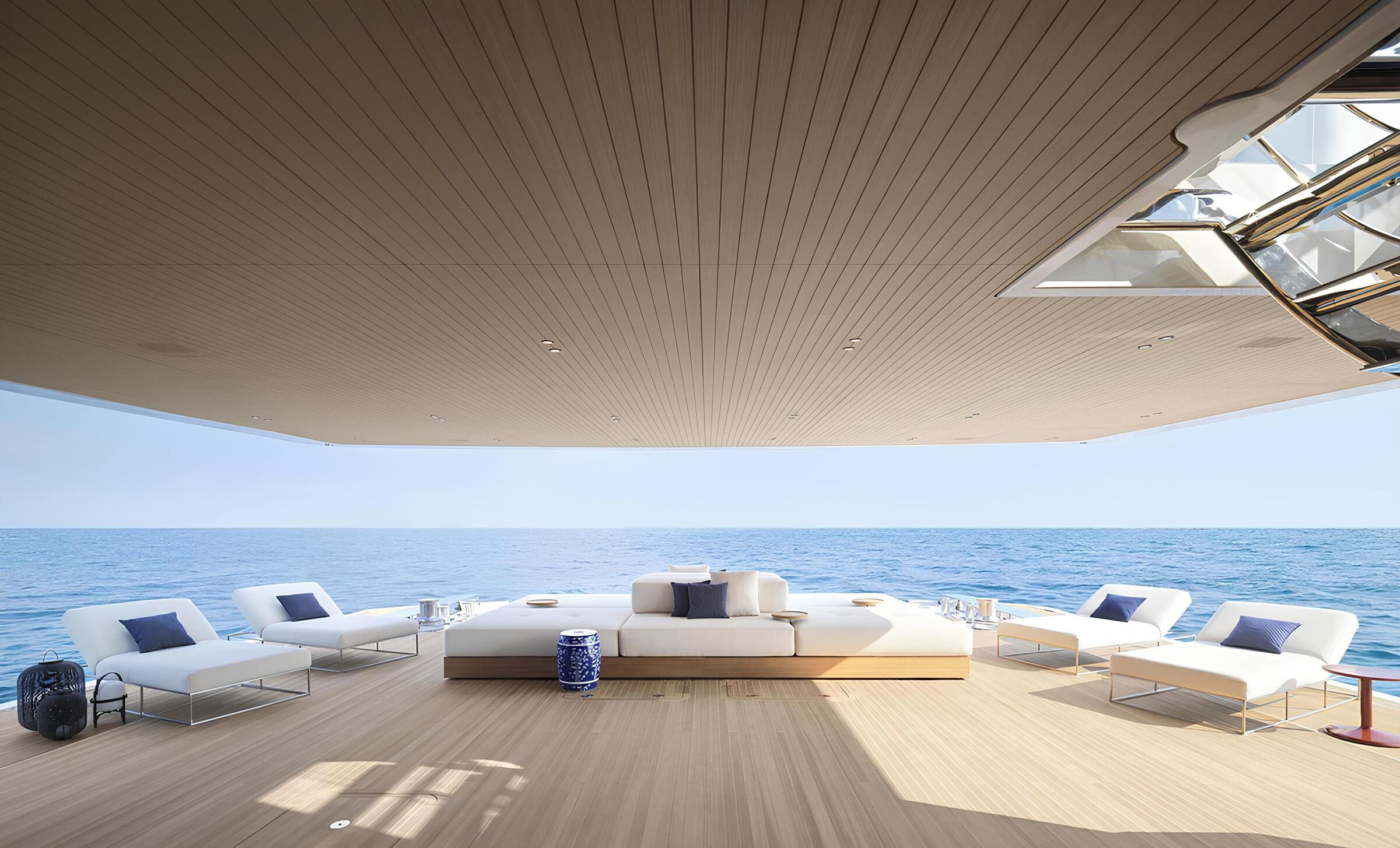 Зона отдыха на корме нижней палубы/Aft lower deck lounge area