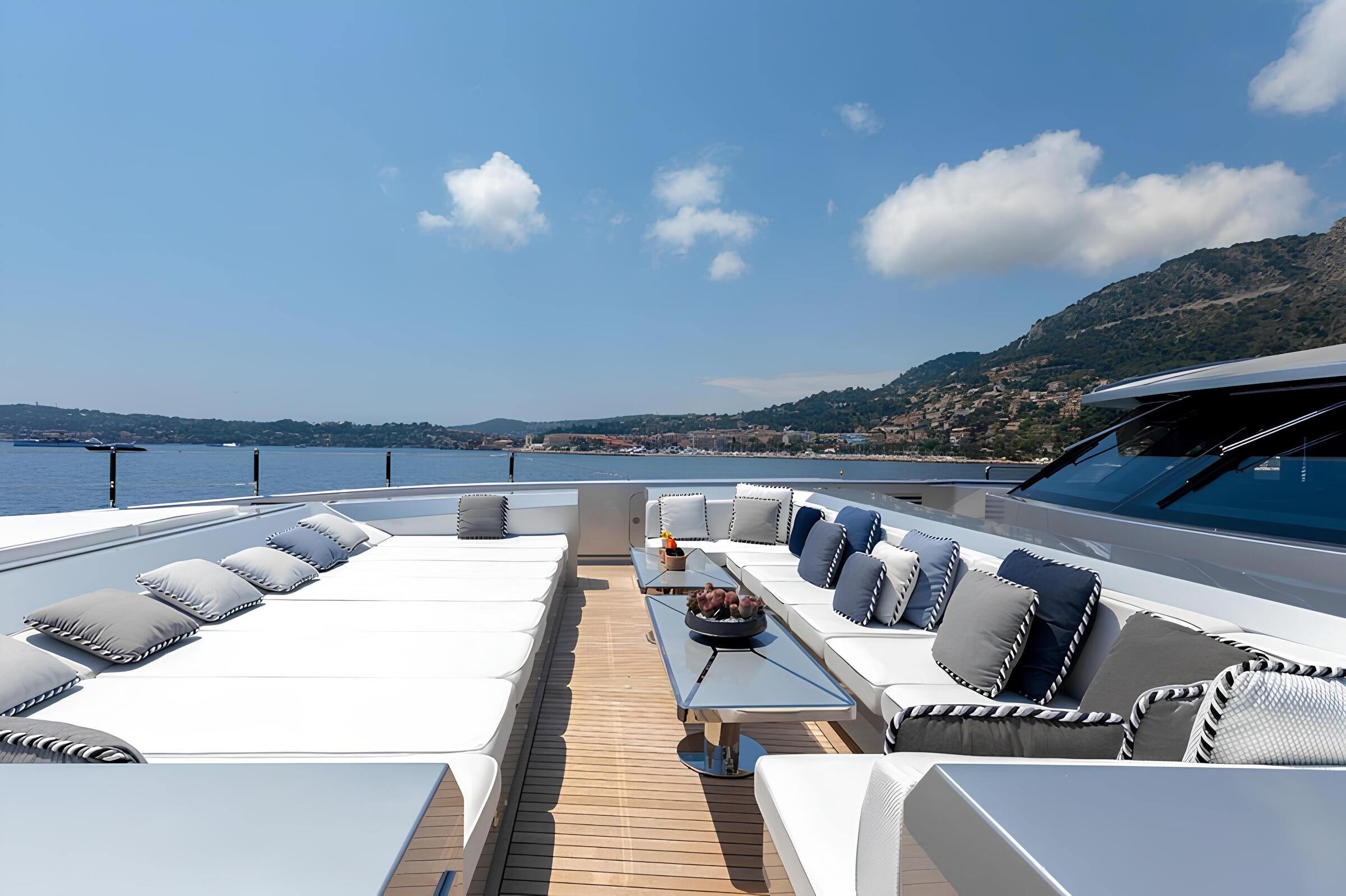 Зона отдыха на носу/Bow lounge area