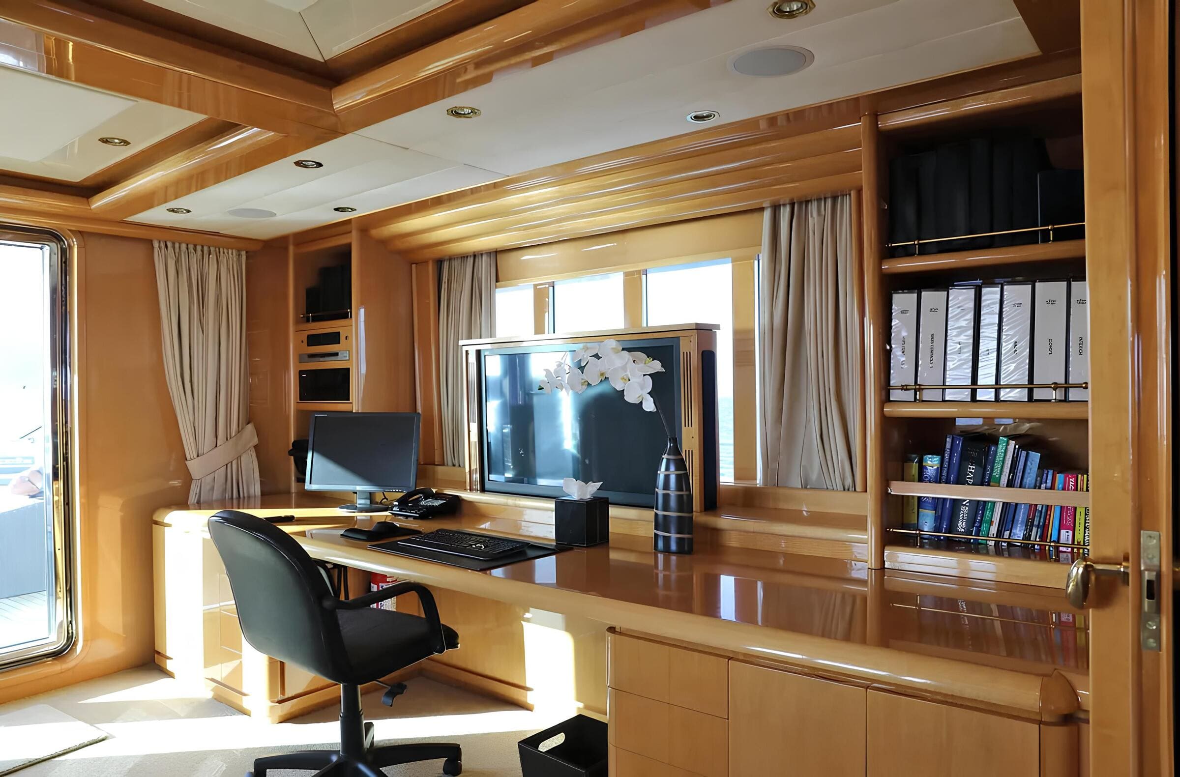 Кабинет в каюте владельца/Office in the master cabin