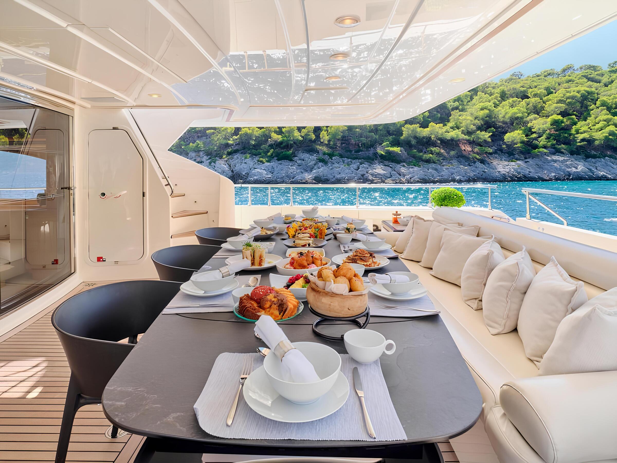 Обеденная зона на корме главной палубы/Aft main deck dining area