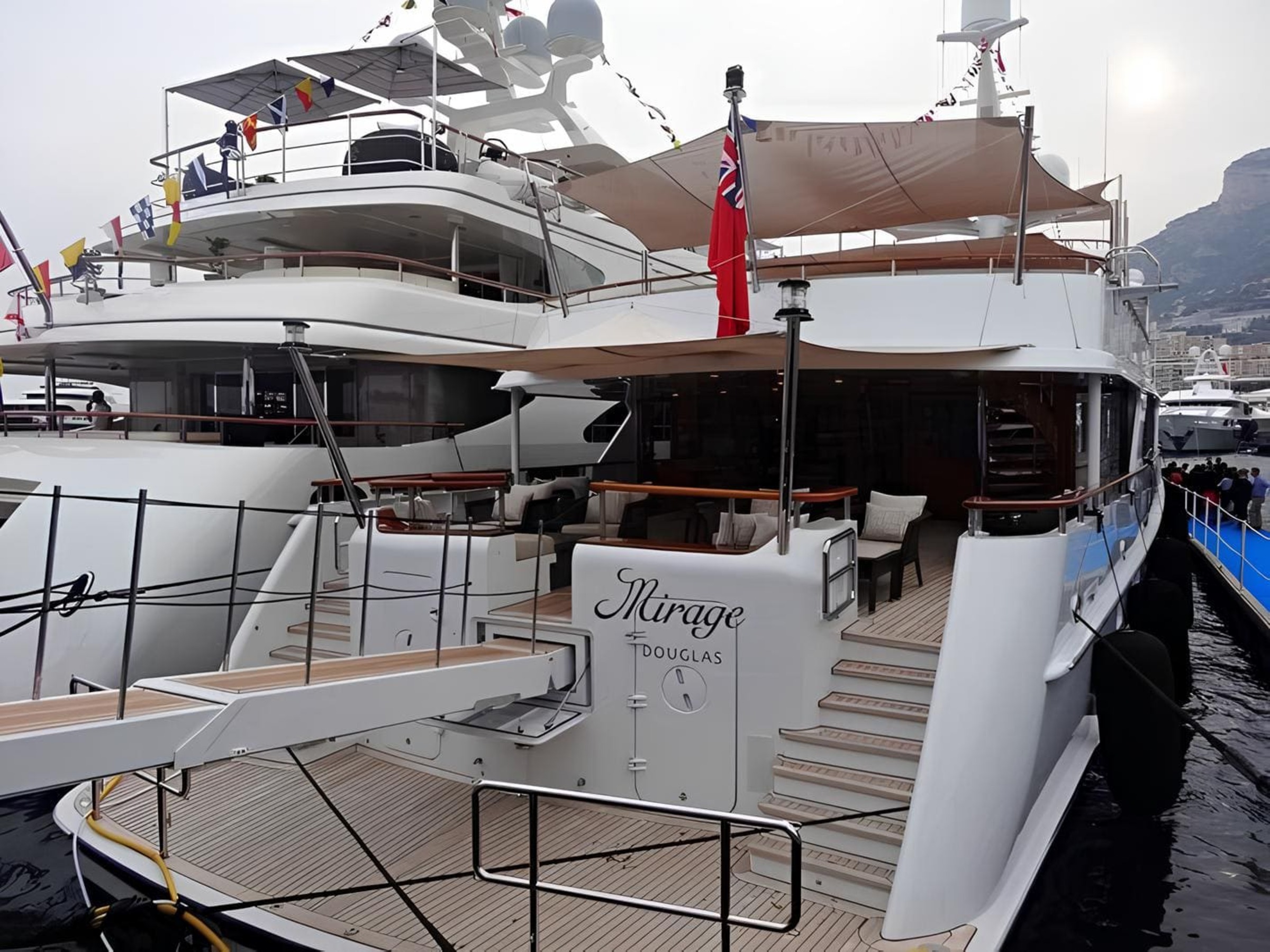 Зона отдыха на корме главной палубы/Aft main deck lounge area