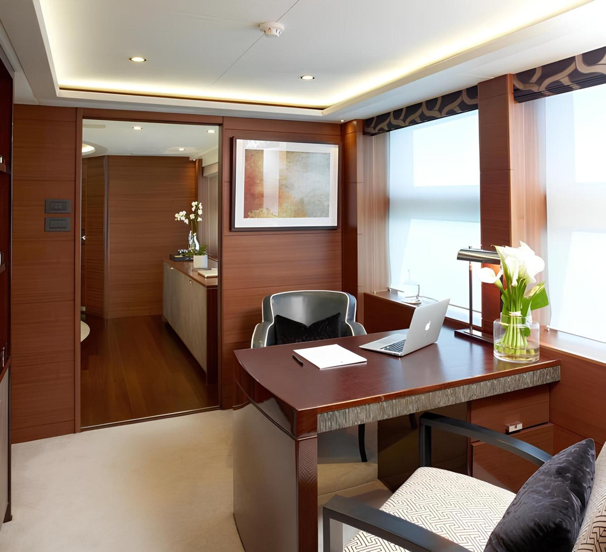 Кабинет в мастер каюте/ Master cabin office