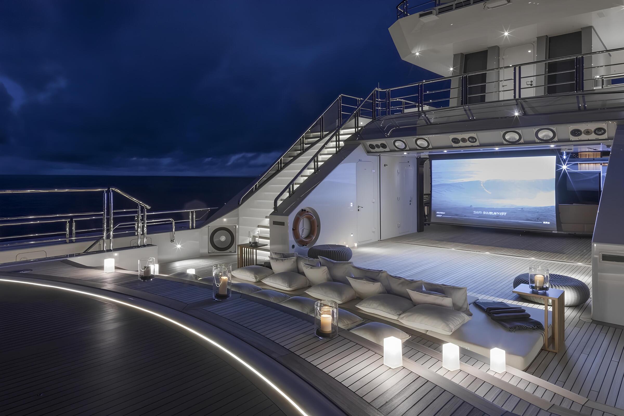 Зона отдыха на корме нижней палубы//Aft lower deck lounge area
