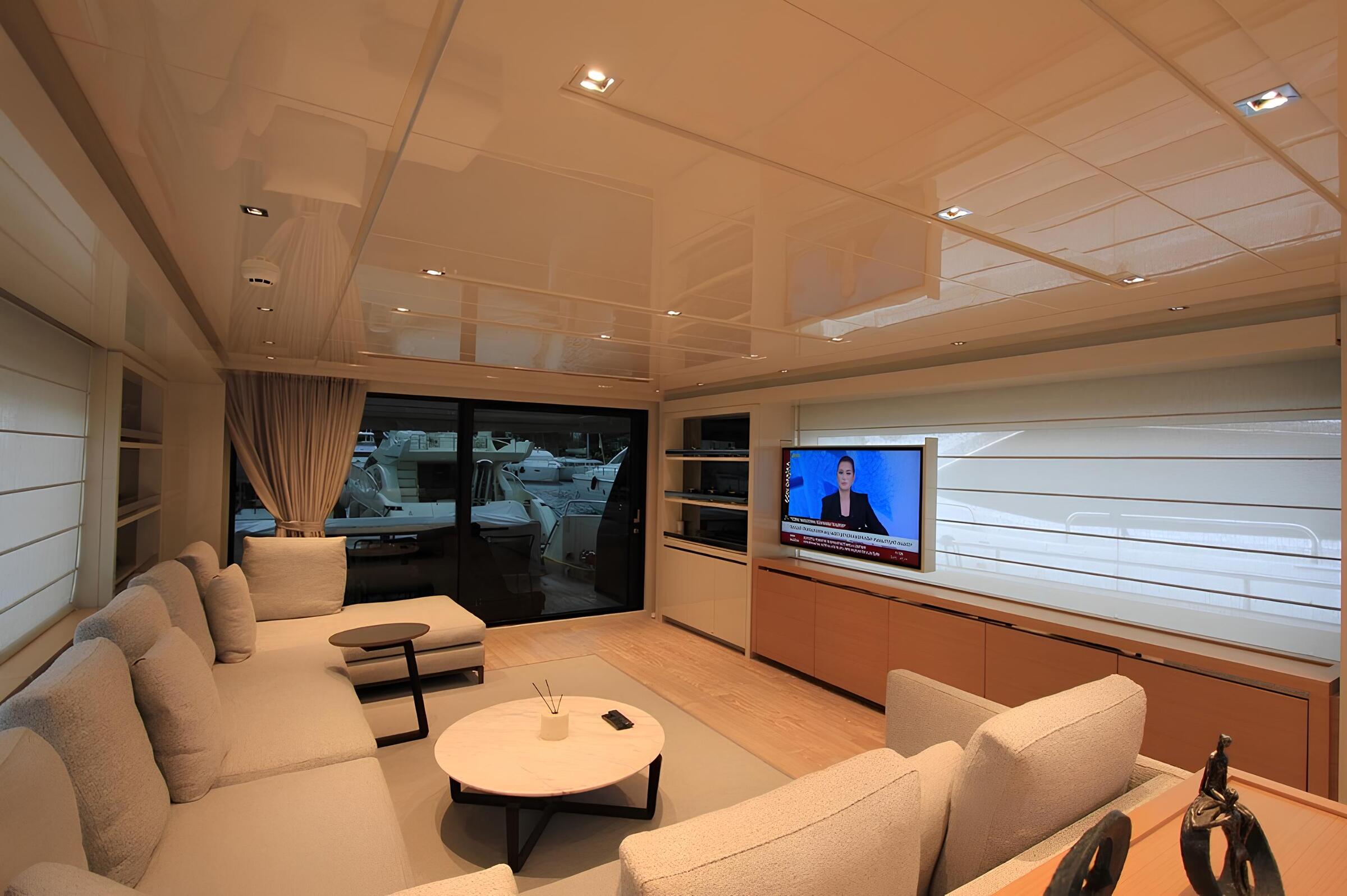 Зона отдыха в главном салоне/Main salon lounge area
