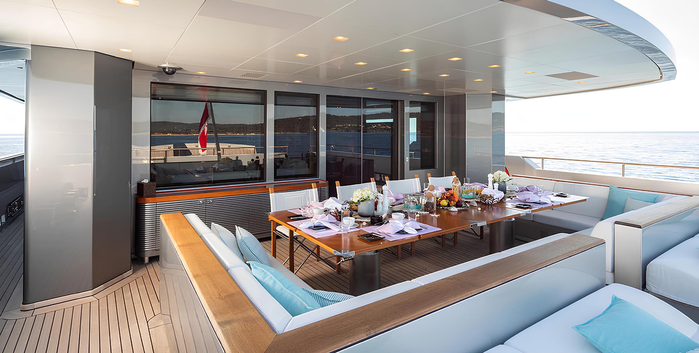 Обеденная зона на корме главной палубы/Aft main deck dining area