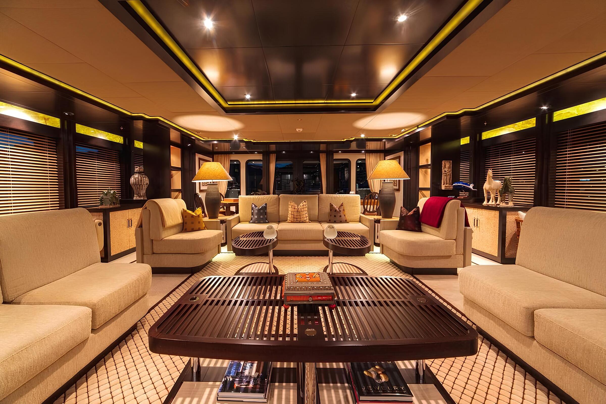 Зона отдыха в главном салоне/Main salon lounge area