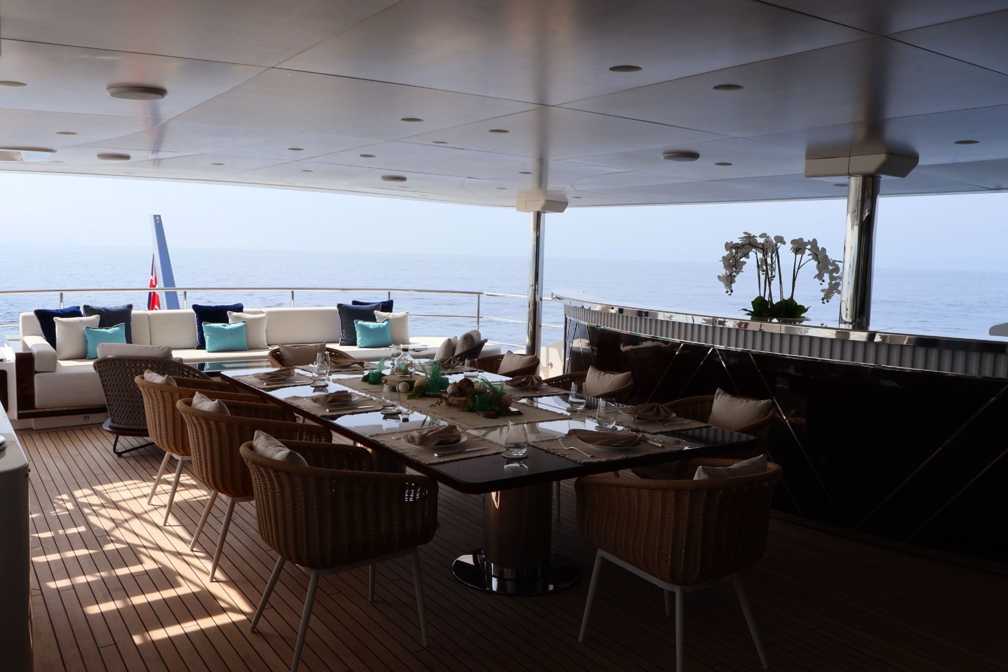 Обеденная зона на корме верхней палубы/Aft upper deck dining area