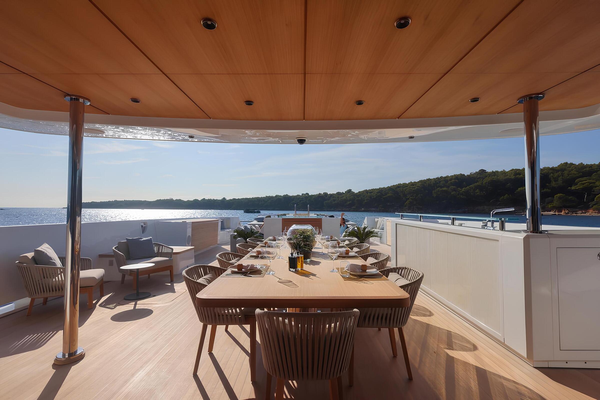 Обеденная зона на корме главной палубы/Aft main deck dining area