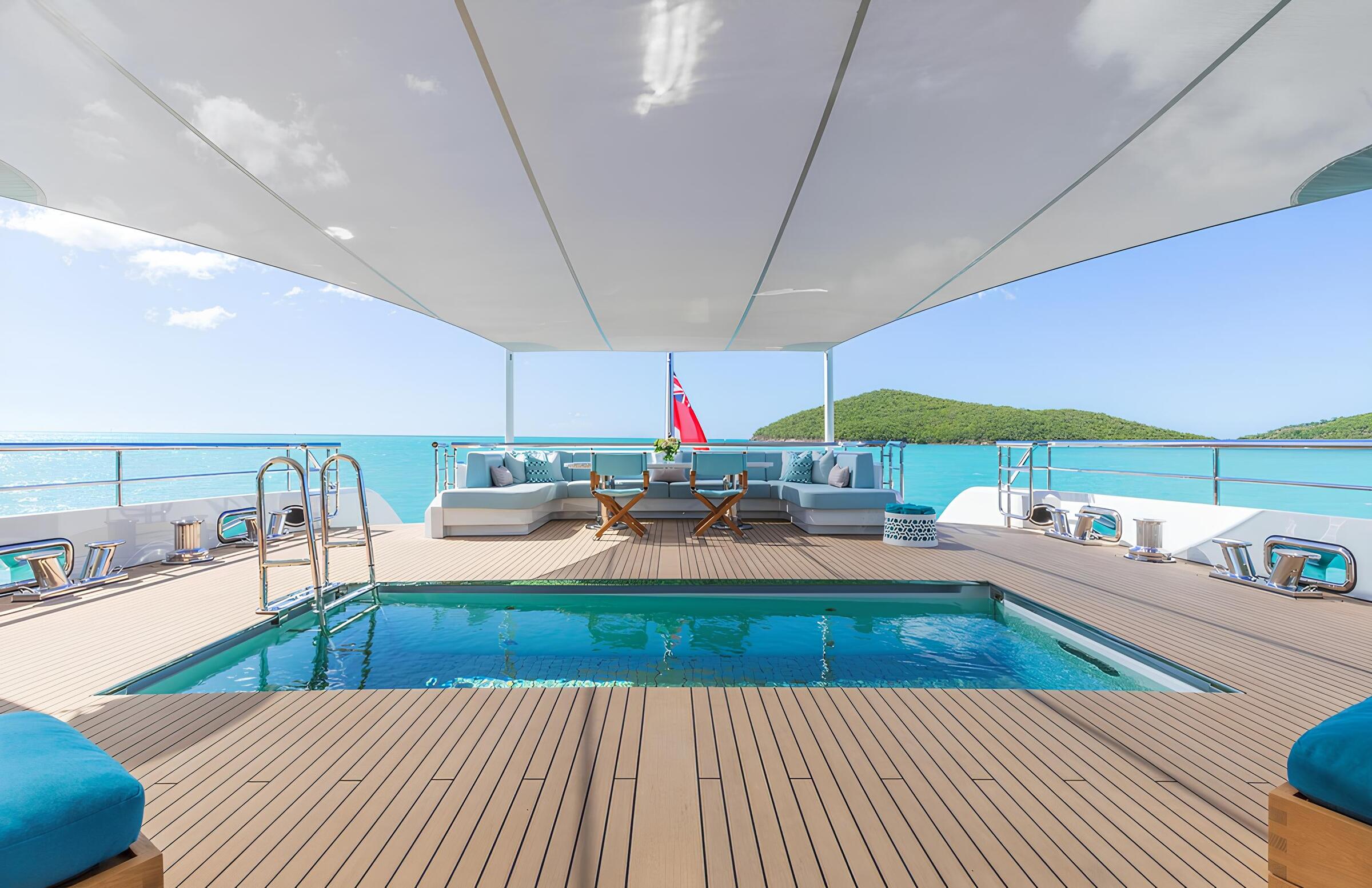 Зона отдыха на корме главной палубы/Aft main deck lounge area