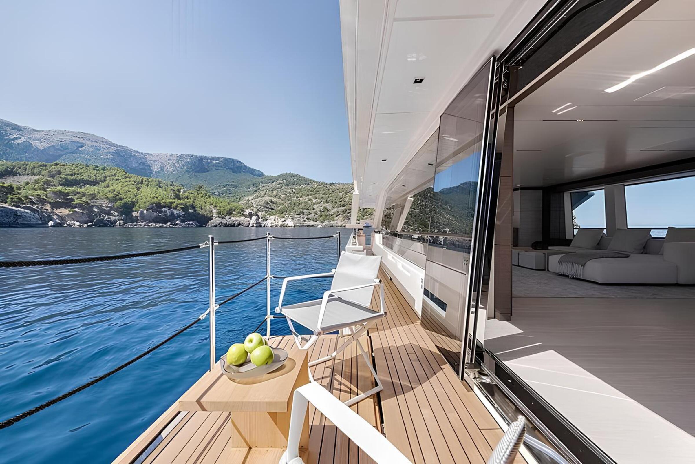 Откидной балкон по левому борту/Folding portside balcony