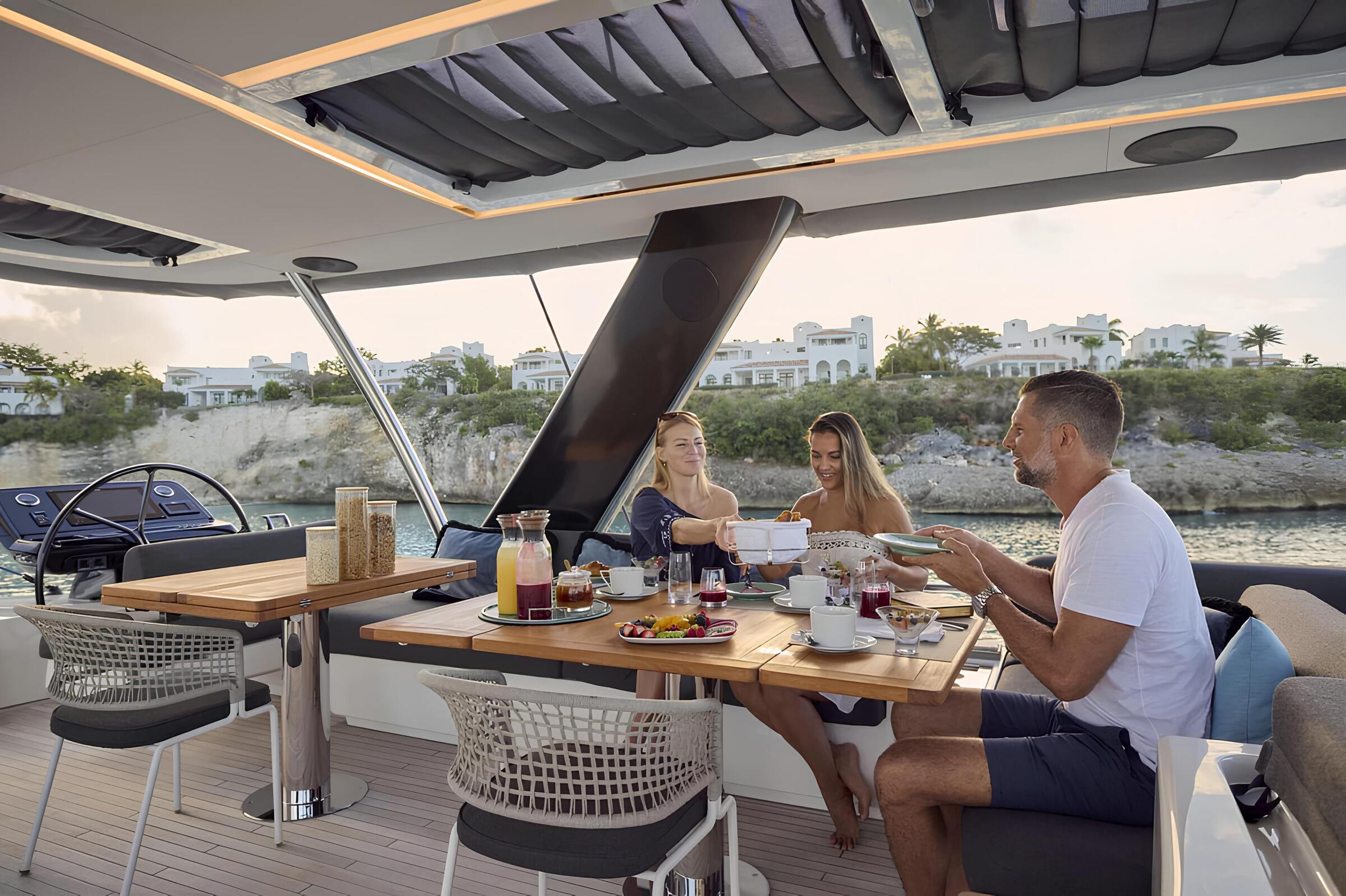 Обеденная зона на флайбридже/Flybridge dining area