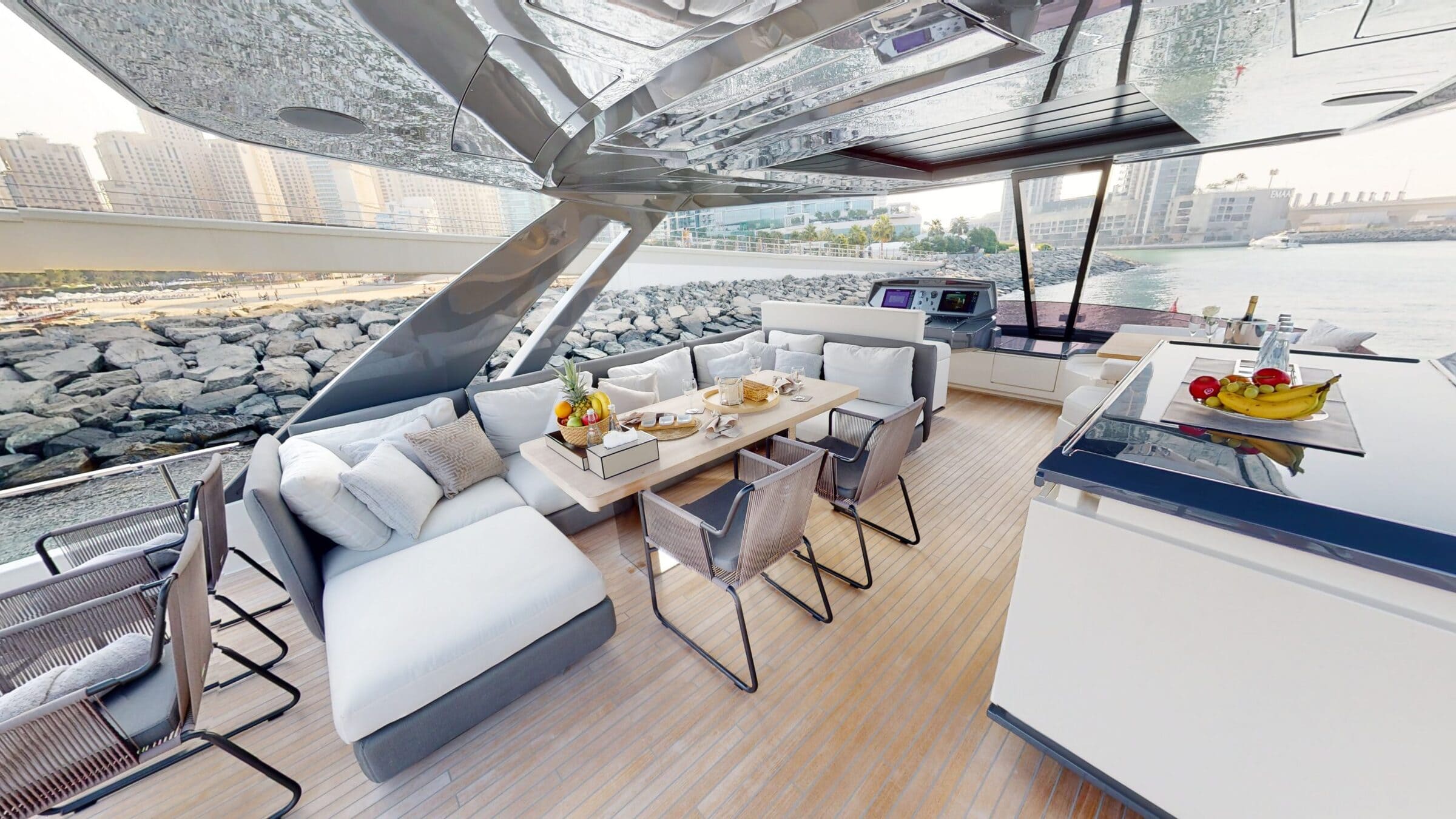 Обеденная зона на флайбридже/Flybridge dining area