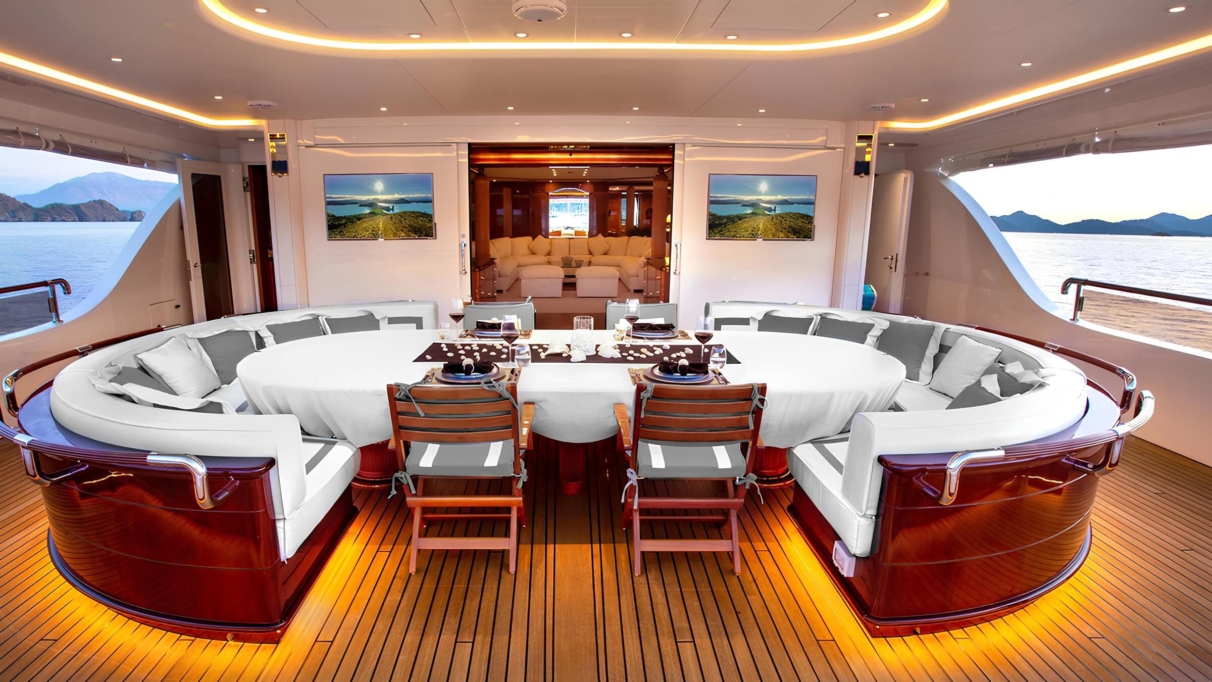 Обеденная зона на корме главной палубы/Aft main deck dining area