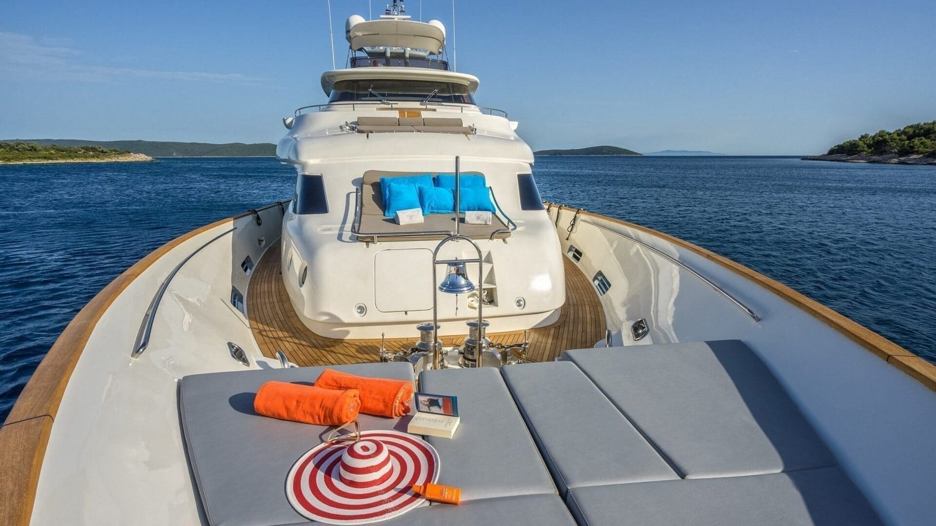 Шезлонги на носовой палубе/Sun loungers on the foredeck