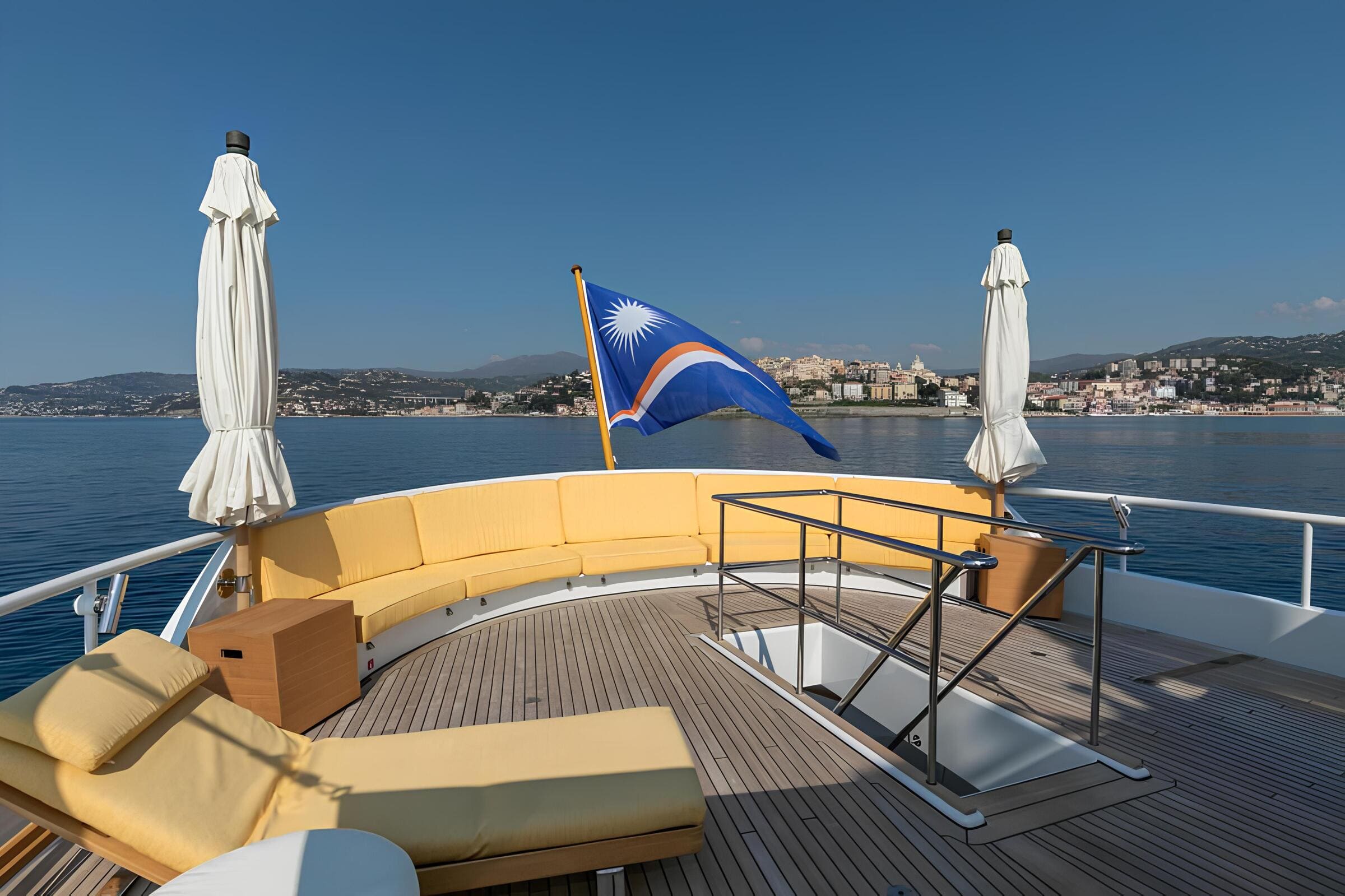 Зона отдыха на сандеке/Sundeck lounge area