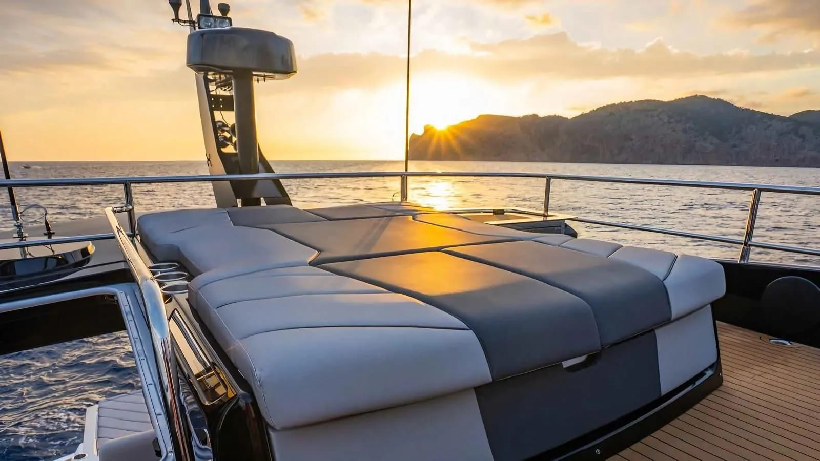 Зона для загорания на флайбридже/Flybridge sunbathing area