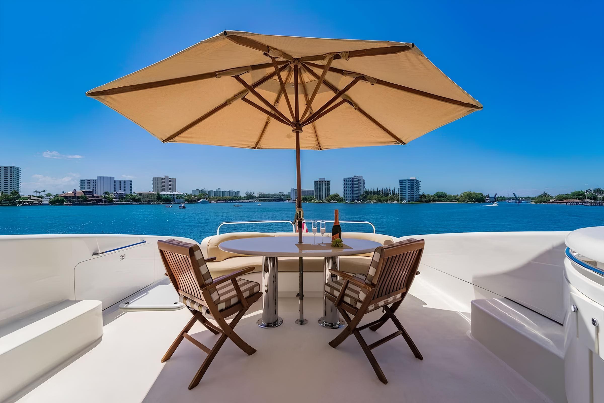 Зона отдыха на флайбридже/Flybridge lounge area