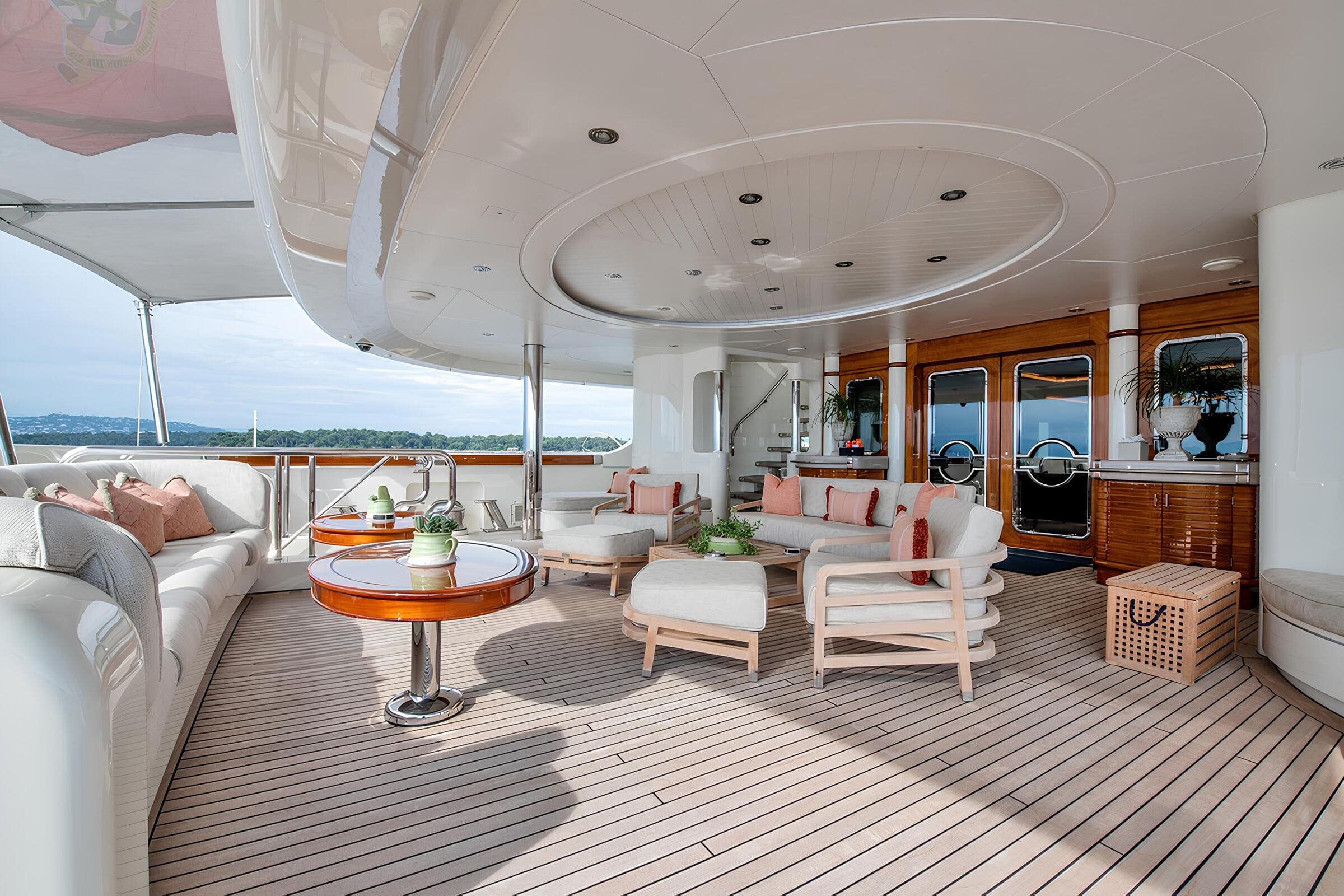 Зона отдыха на корме верхней палубы/Aft upper deck lounge area