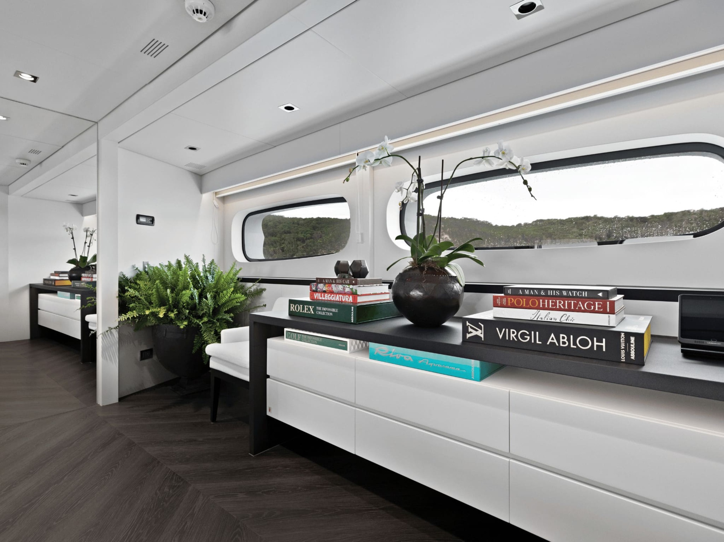 Зона отдыха в главном салоне/Main salon lounge area