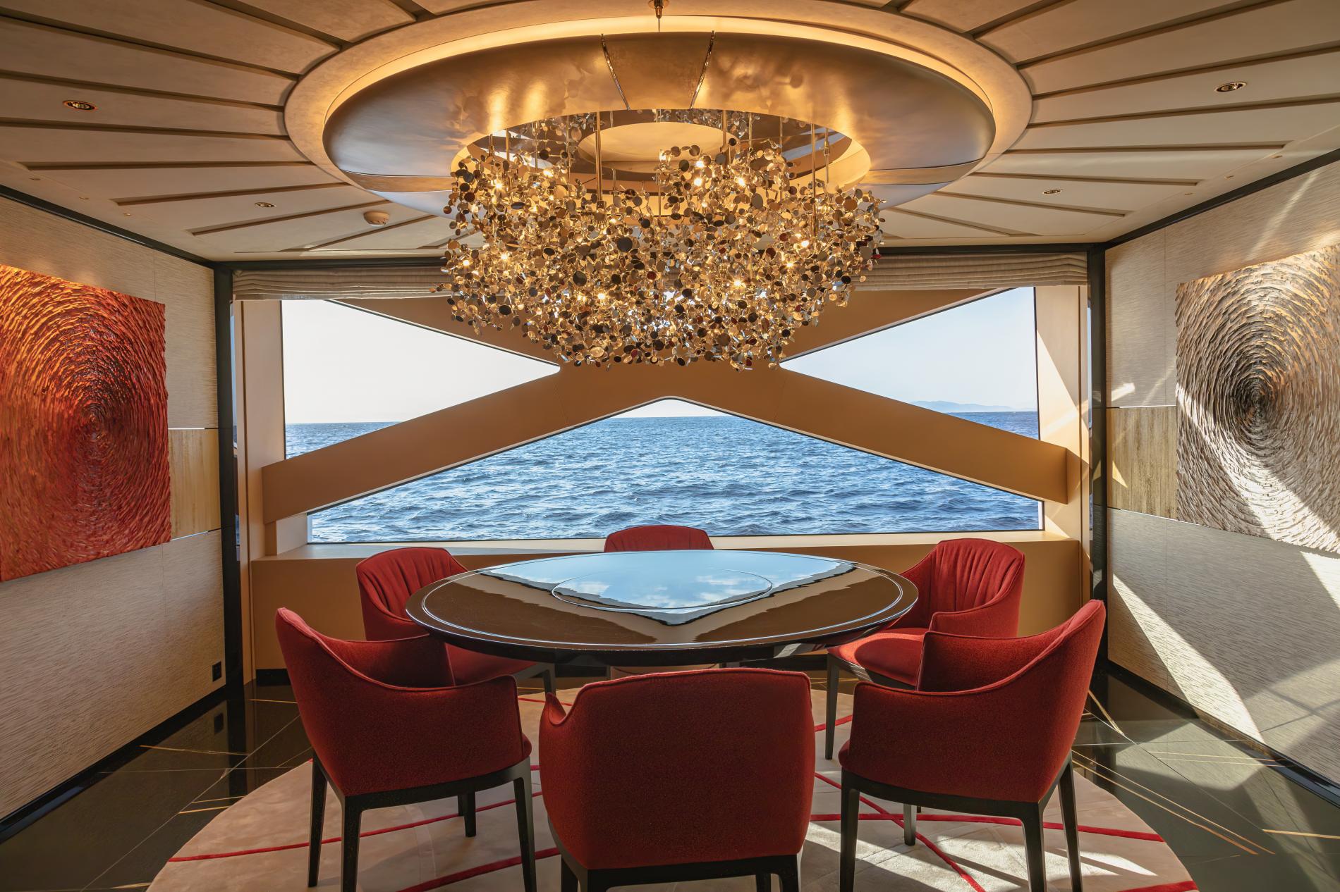 Обеденная зона в главном салоне/Main salon dining areaer deck saloon dining area