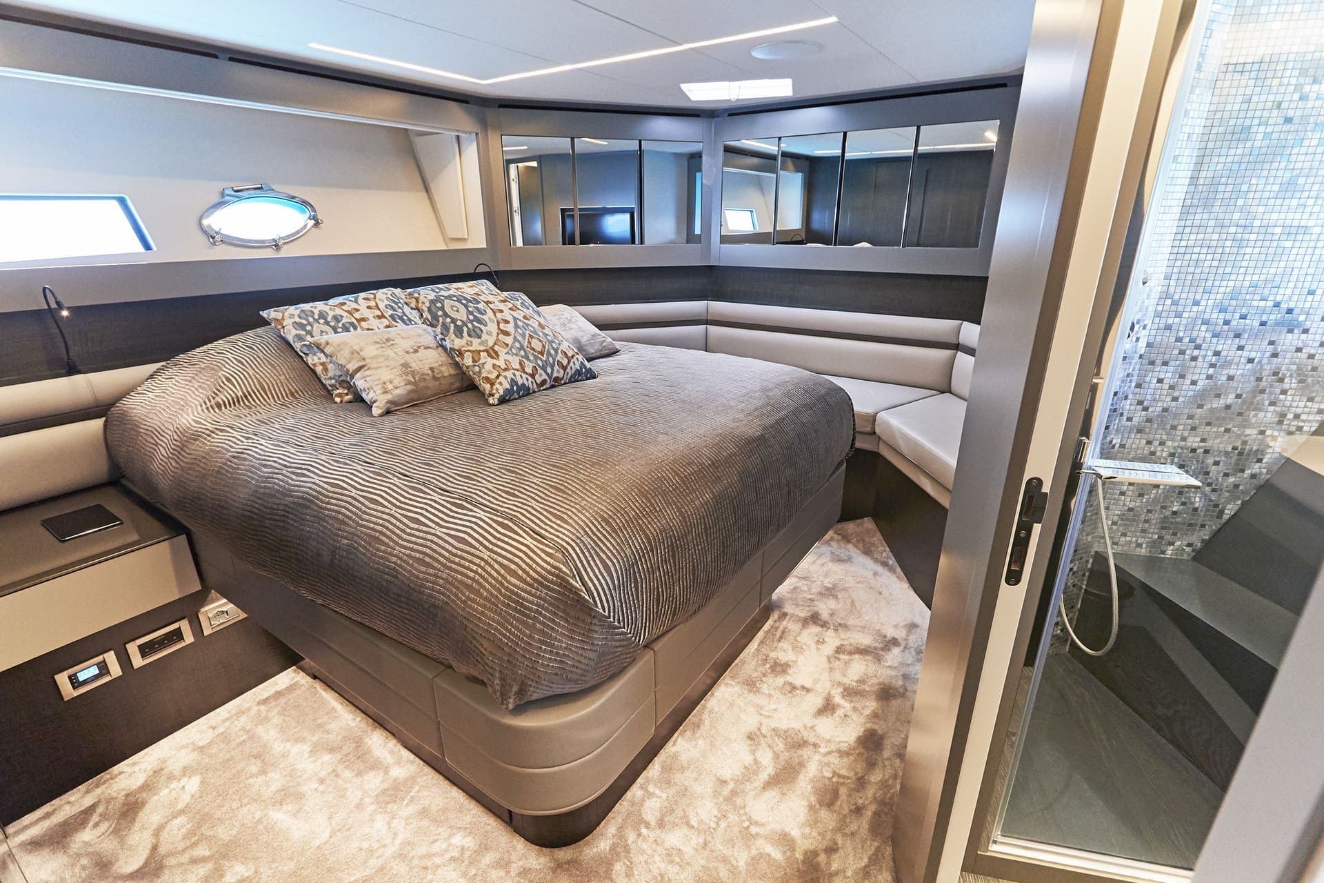 VIP-каюта/VIP cabin