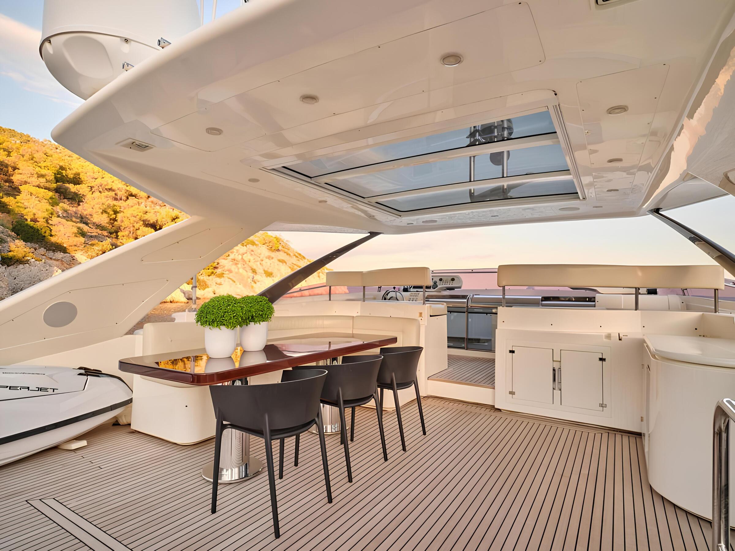 Обеденная зона на флайбридже/Flybridge dining area