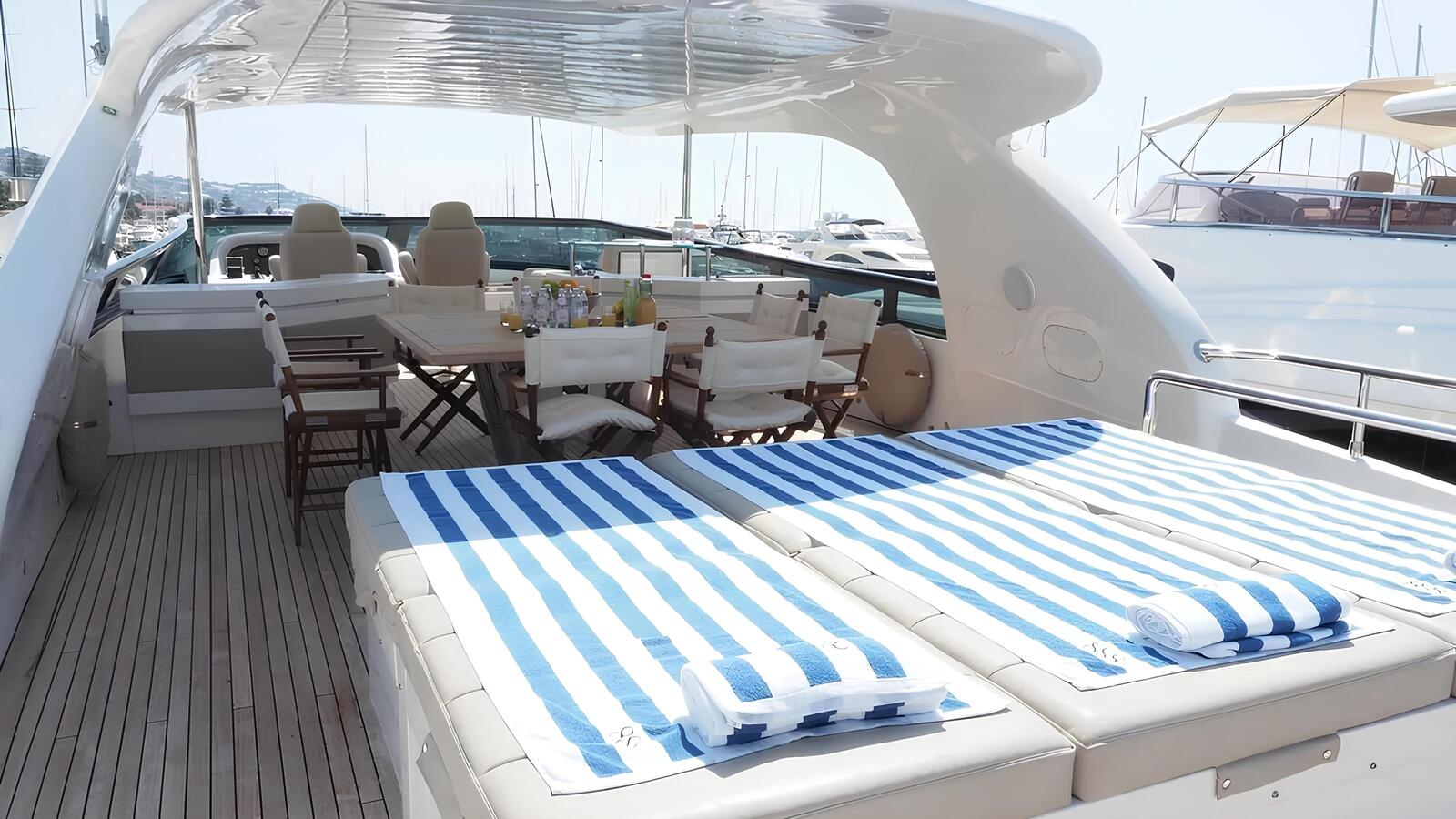 Зона для загорания в кормовой части флайбриджа/Flybridge aft sunbathing area