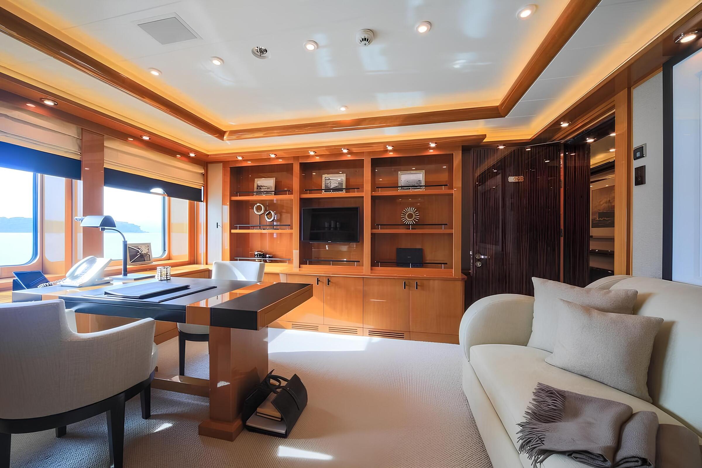 Кабинет в каюте владельца/Office in the master cabin