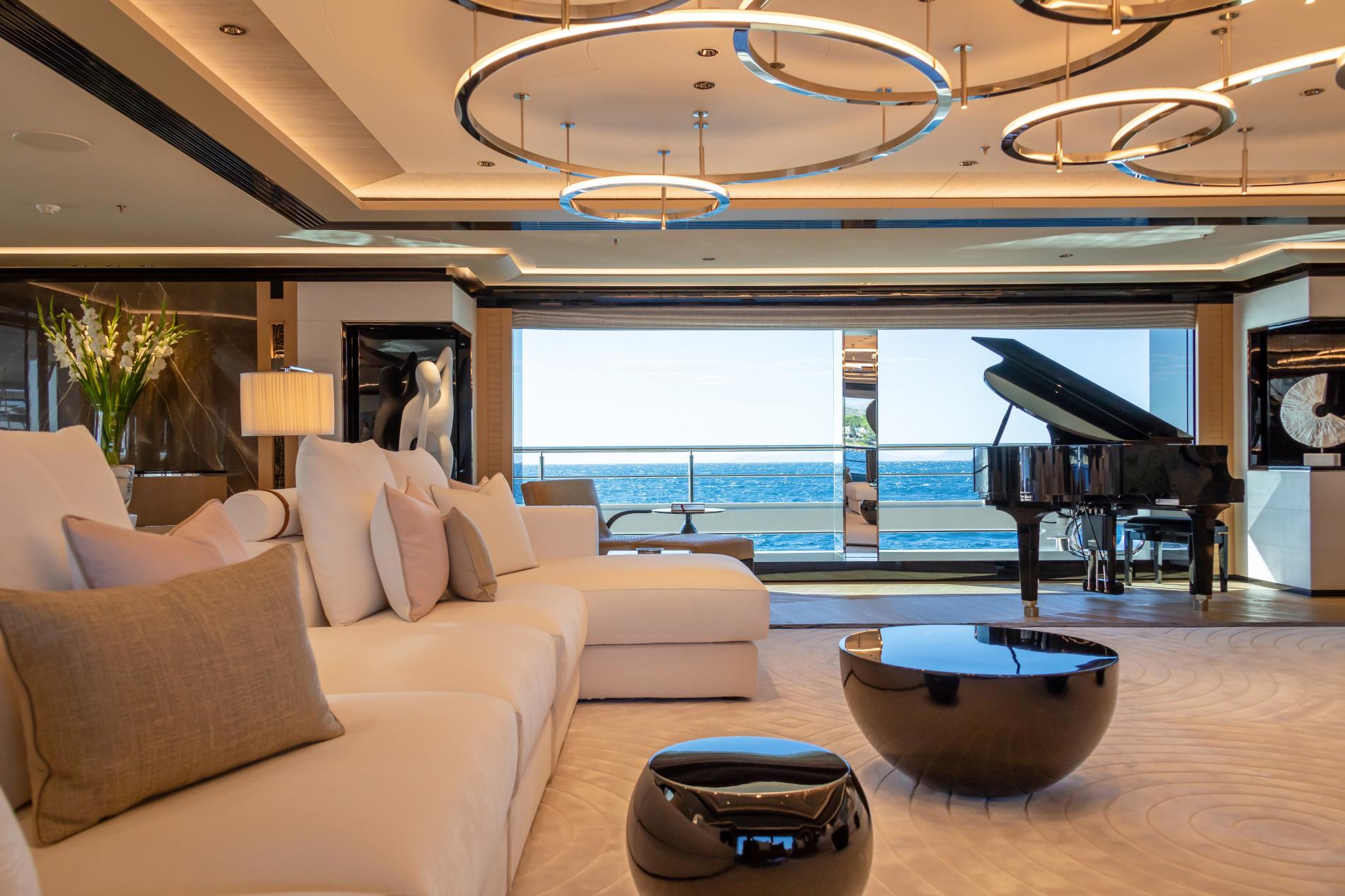 Зона отдыха в главном салоне/Main salon lounge area
