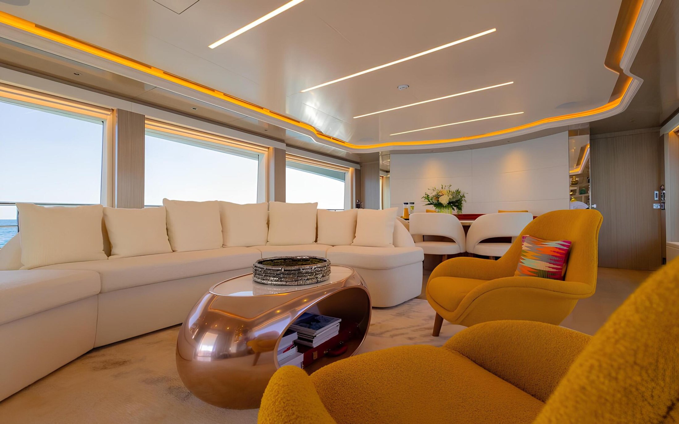 Зона отдыха в главном салоне/Main salon lounge area 