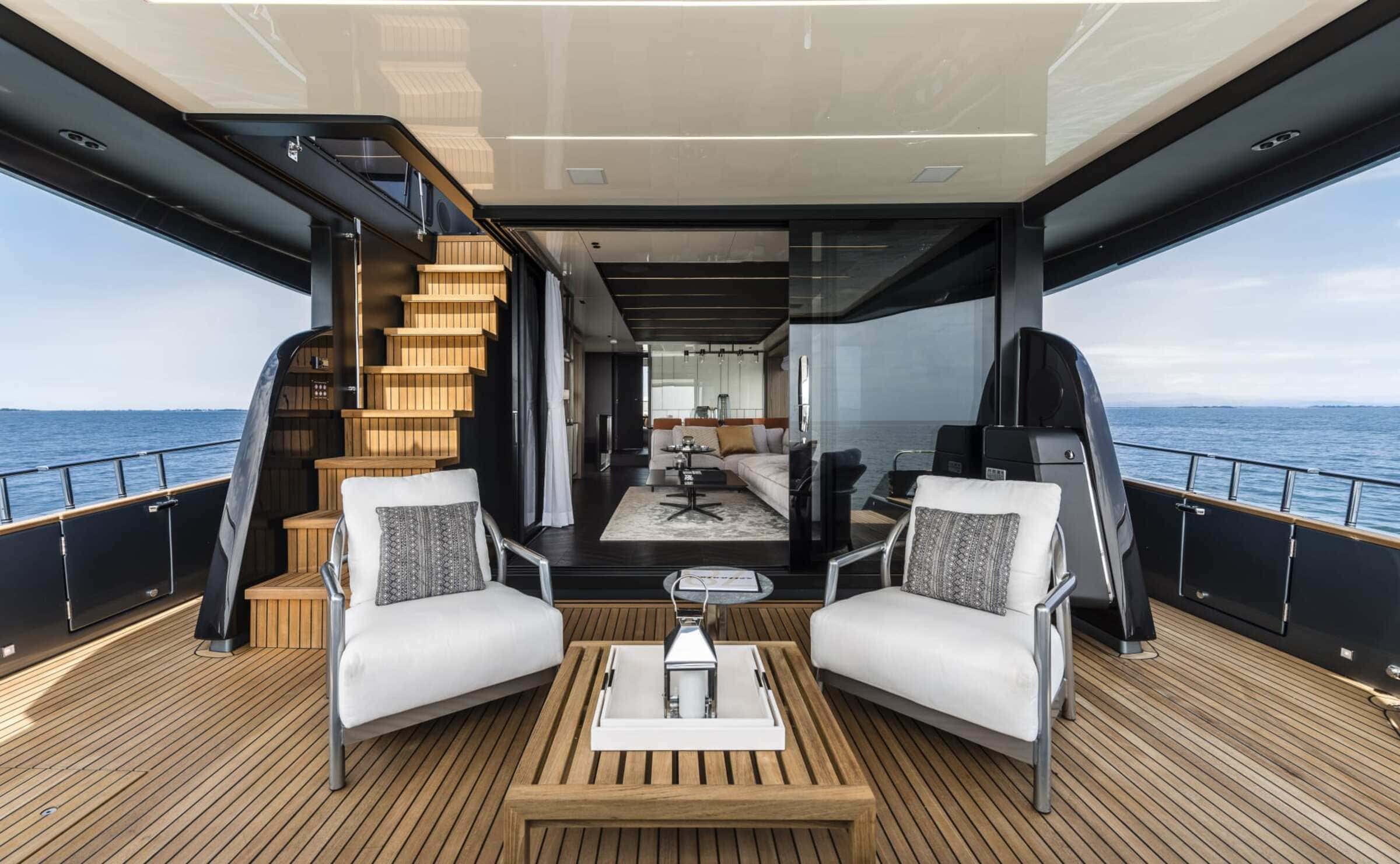 Зона отдыха на корме главной палубы/Aft main deck lounge area