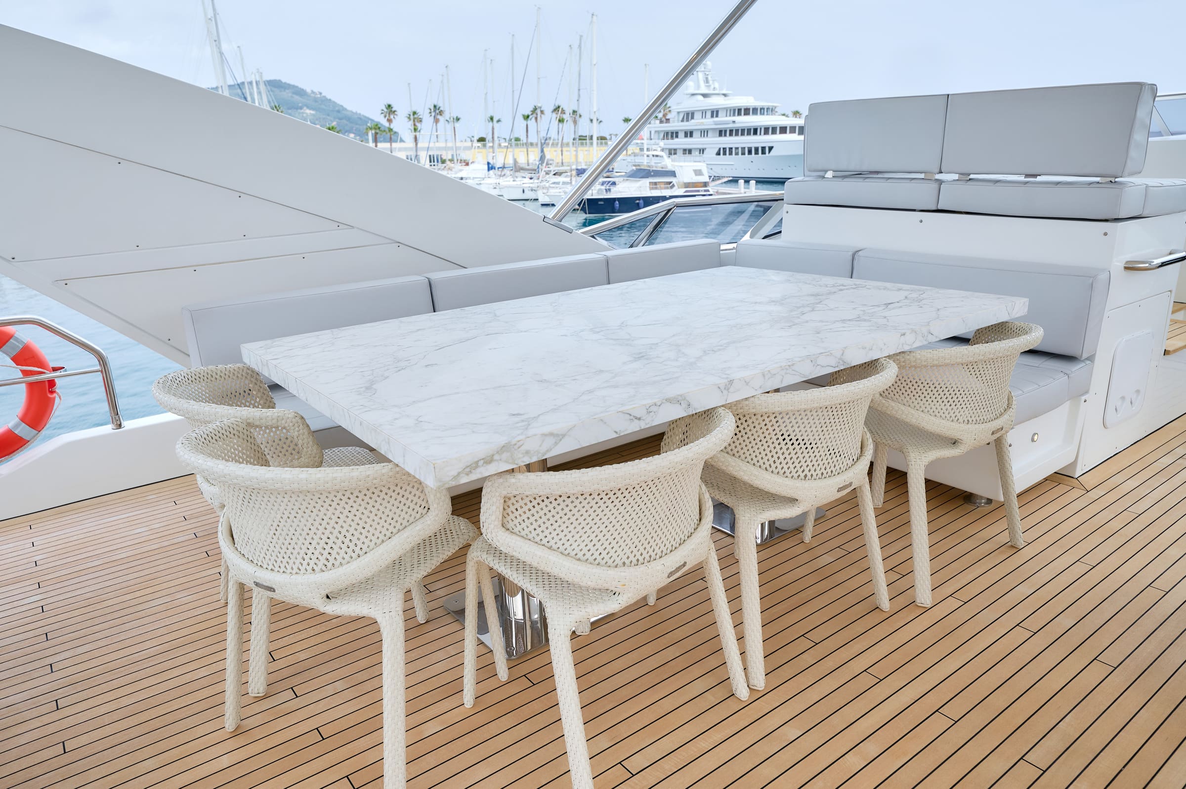 Обеденная зона на флайбридже/Flybridge dining area