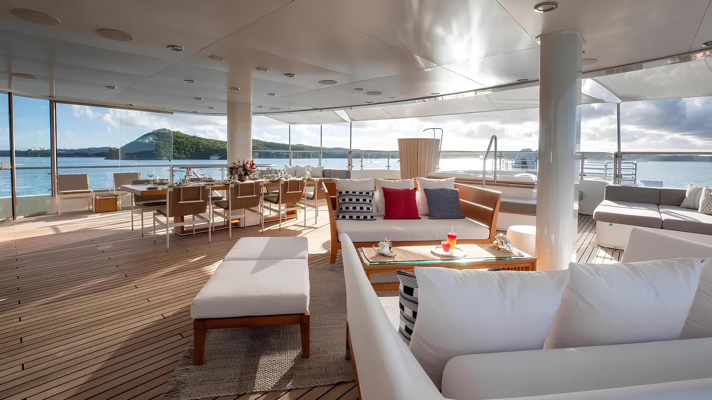 Зона отдыха на корме верхней палубы/Aft upper deck lounge area