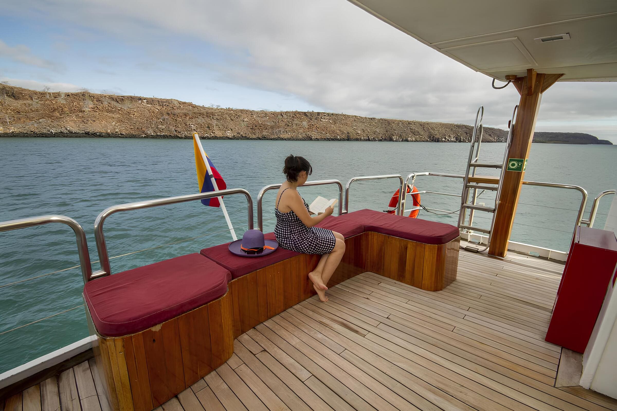 Зона отдыха на корме главной палубы/Aft main deck lounge area
