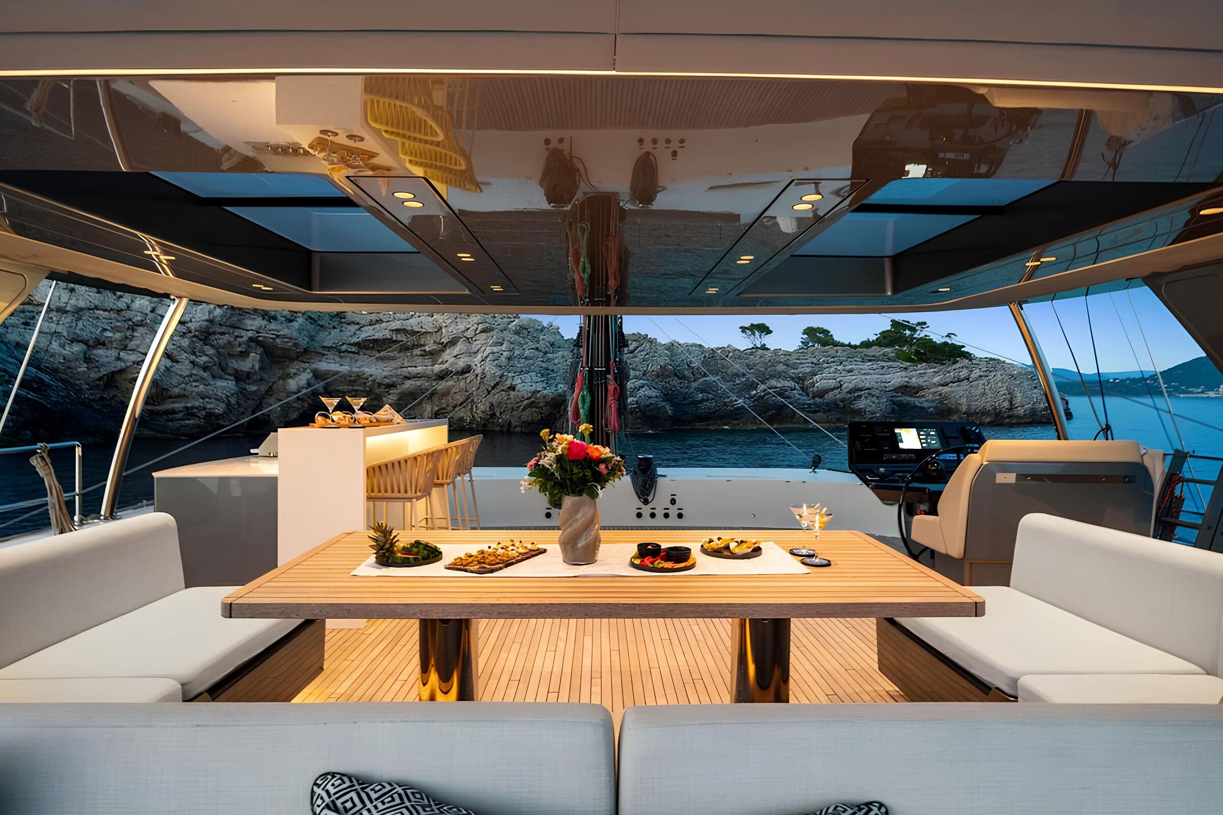 Обеденная зона на флайбридже/Flybridge dining area