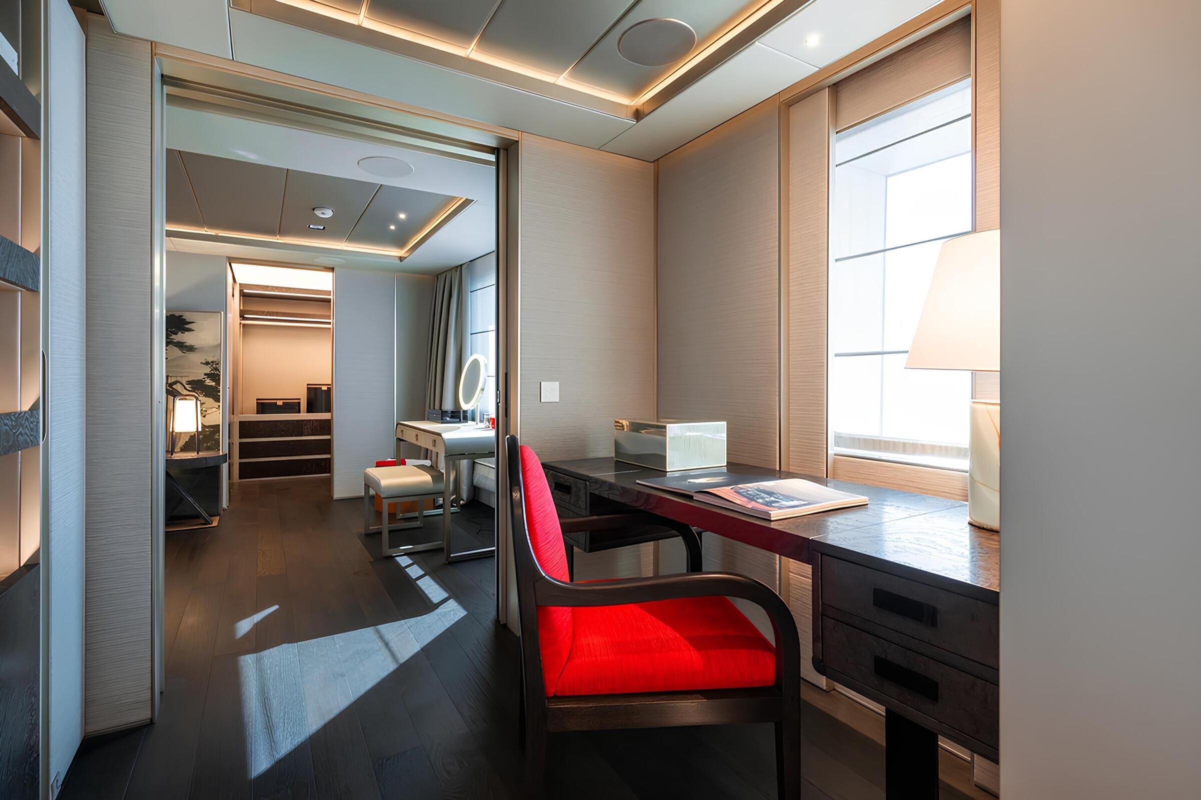 Кабинет в каюте владельца/Office in the master cabin
