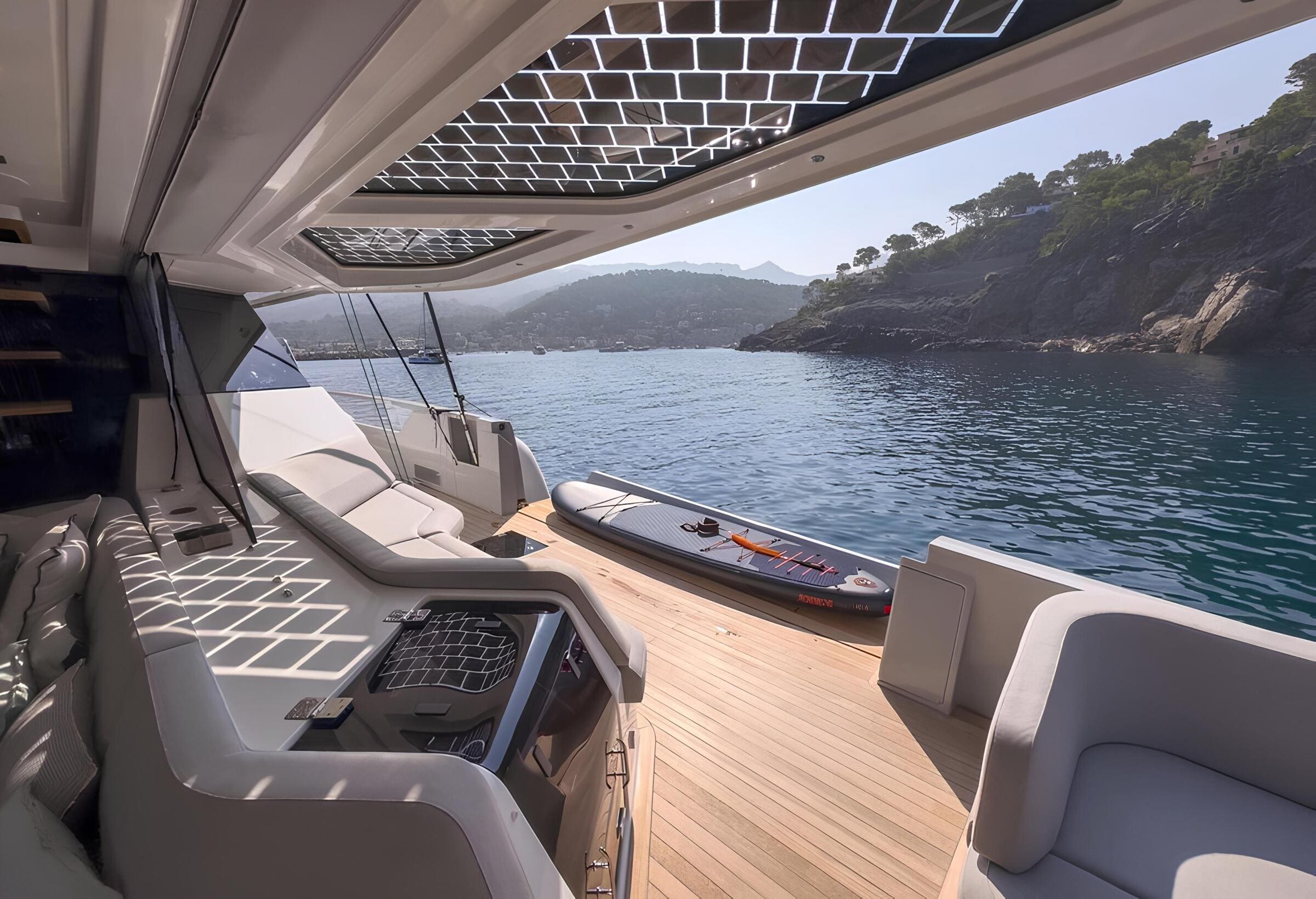 Зона отдыха на корме нижней палубы/Aft lower deck lounge area