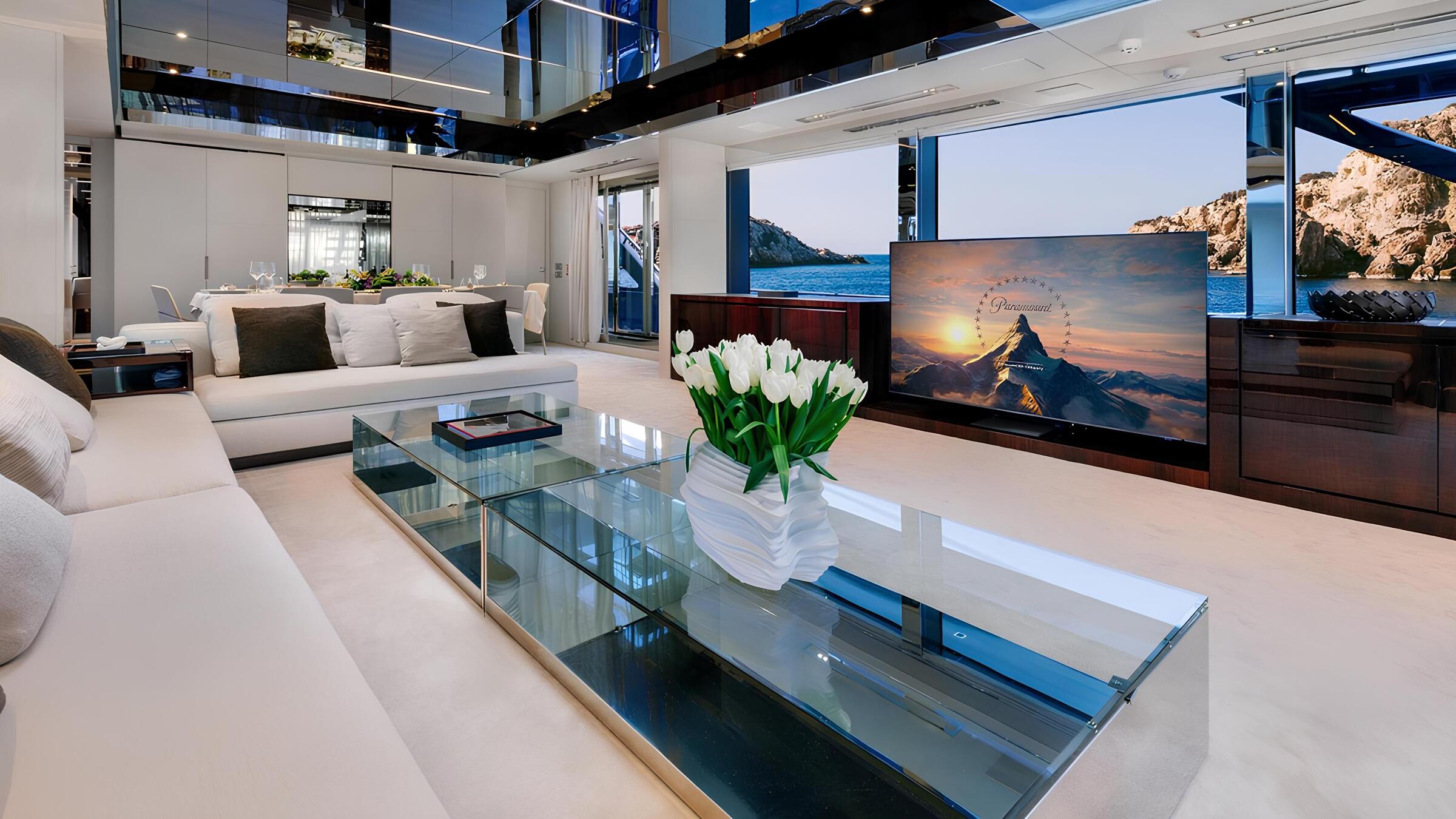 Зона отдыха в главном салоне/Main salon lounge area 