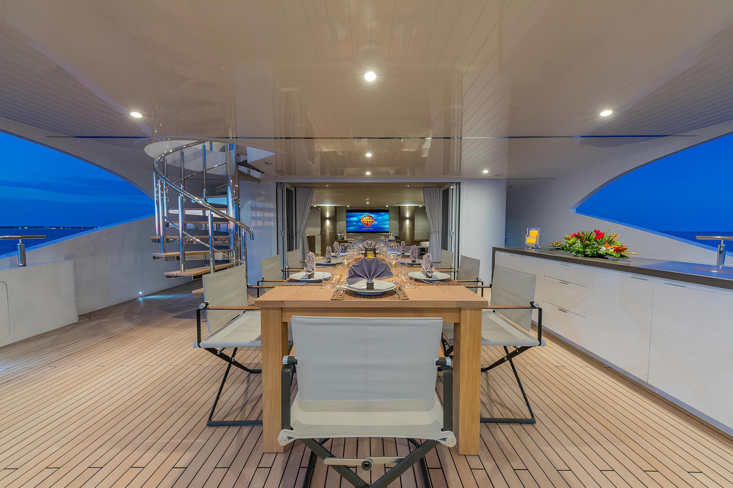 Обеденная зона на корме верхней палубы/Aft upper deck dining area