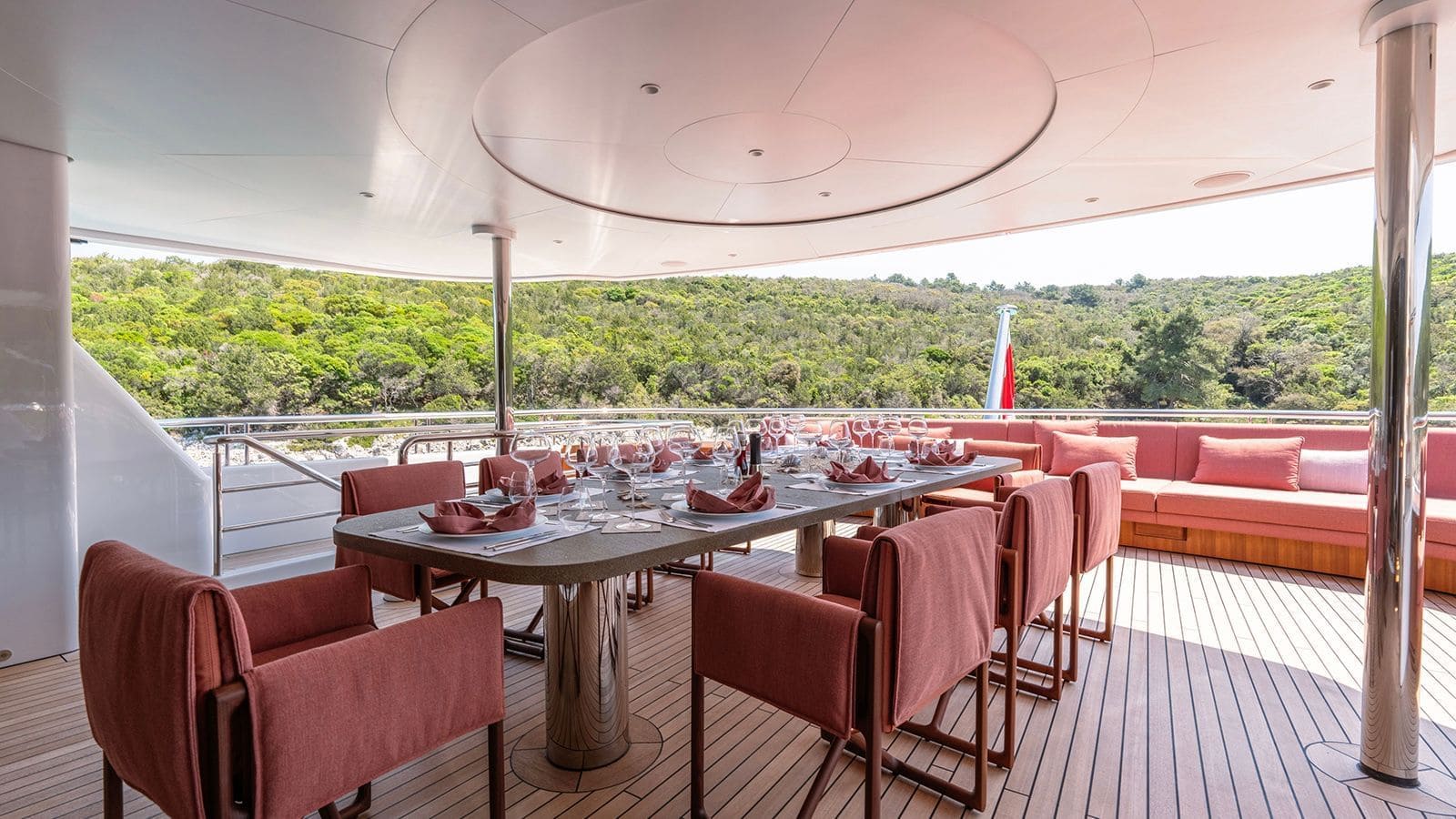 Обеденная зона на корме главной палубы/Dining area aft on the main deck