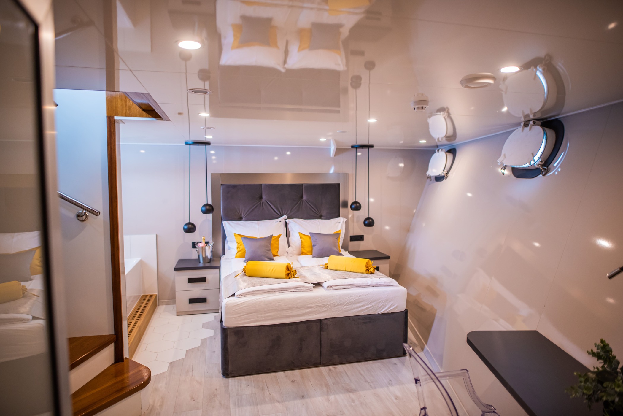 VIP-каюта/VIP cabin