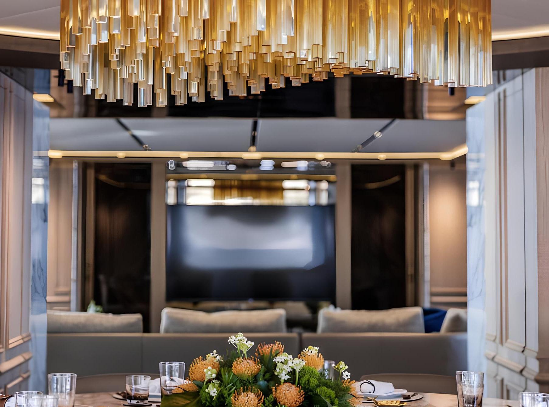 Обеденная зона в главном салоне/Main salon dining area