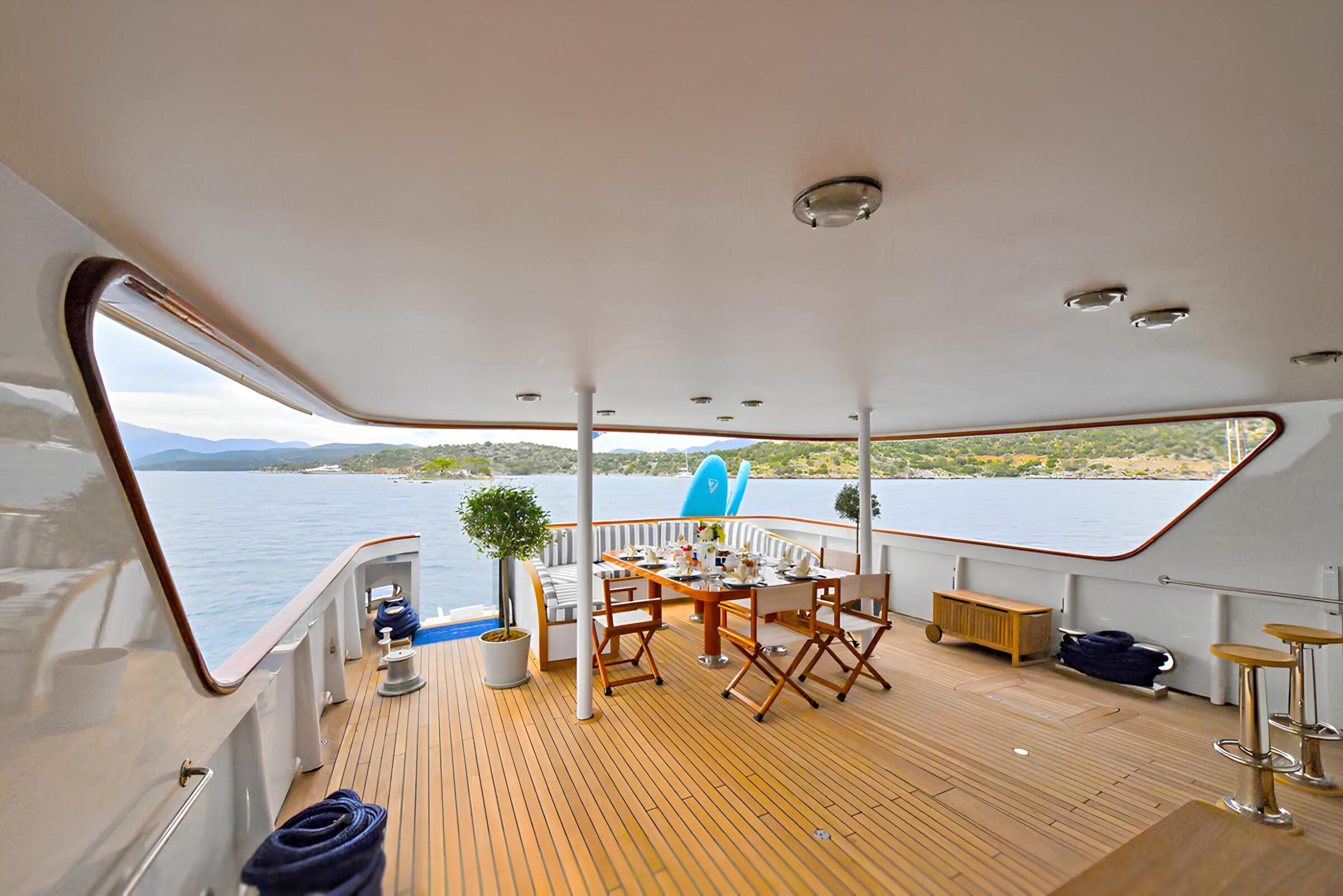 Обеденная зона на корме главной палубы/Aft main deck dining area