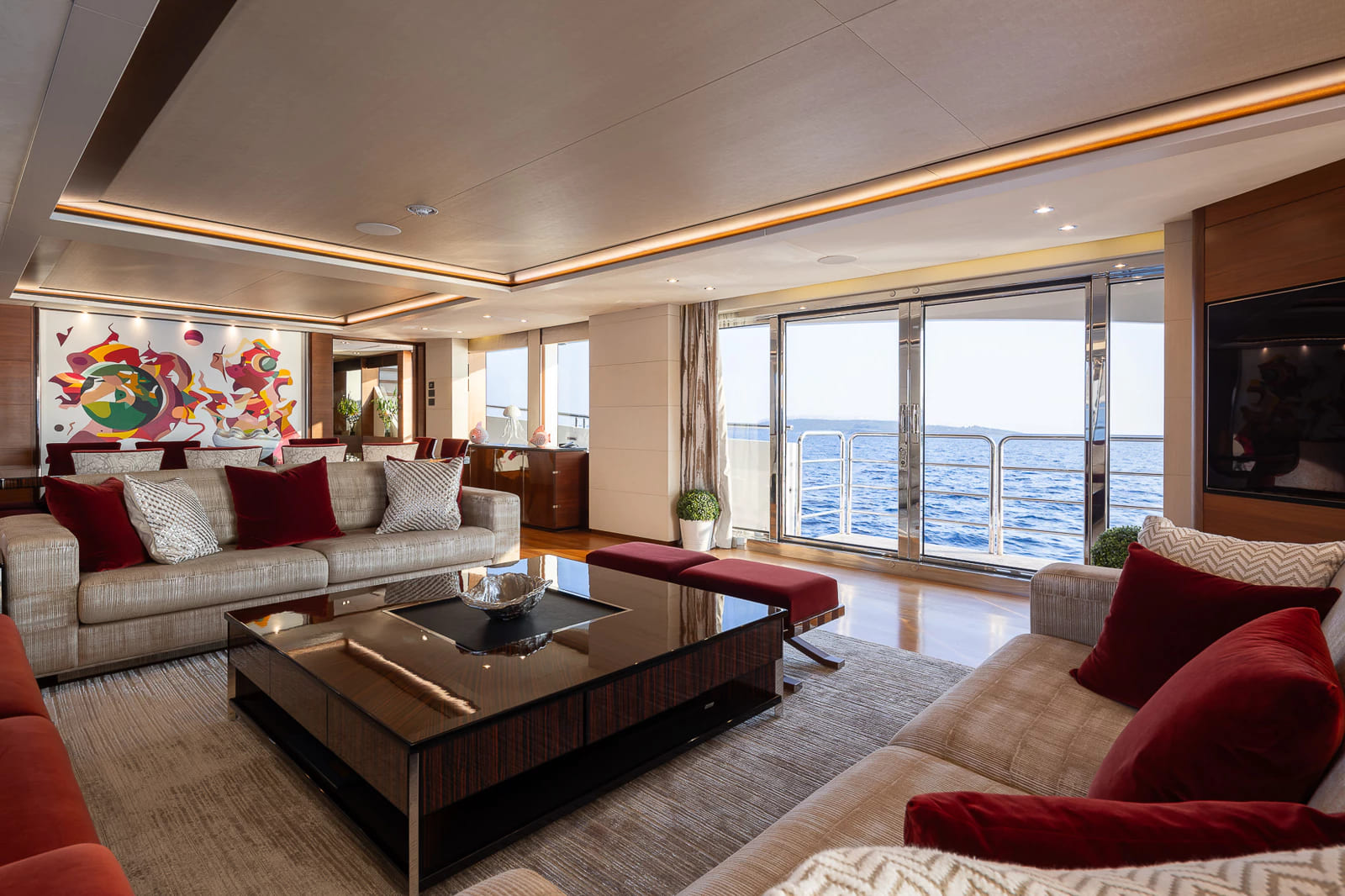 Зона отдыха в главном салоне/Main salon lounge area 