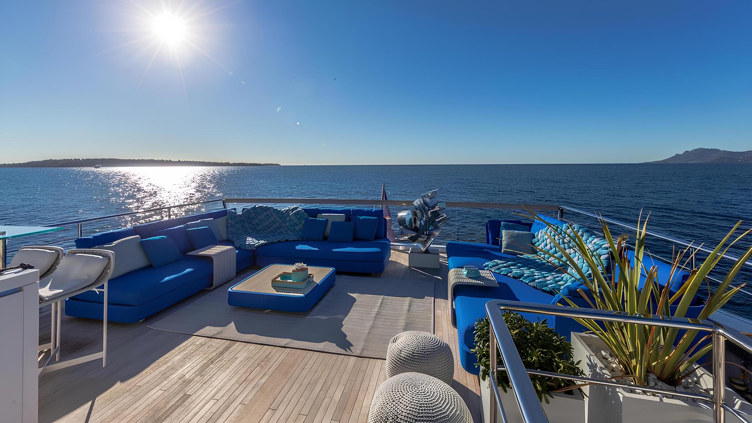 Зона отдыха на верхней палубе/Upper deck lounge area